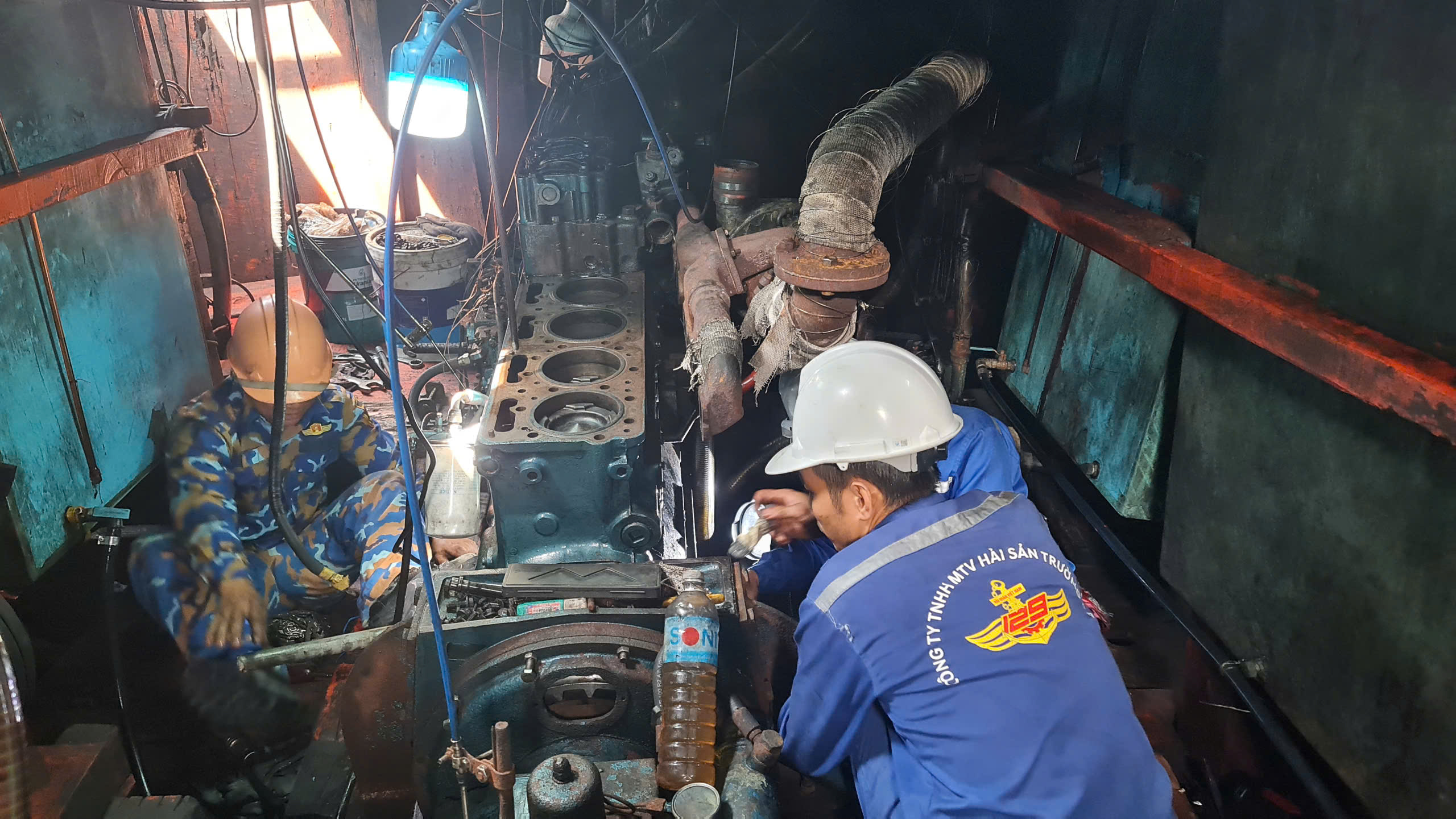 T&agrave;u c&aacute; gặp sự cố tr&ecirc;n biển, được đưa về đảo Trường Sa khắc phục - Ảnh 2.