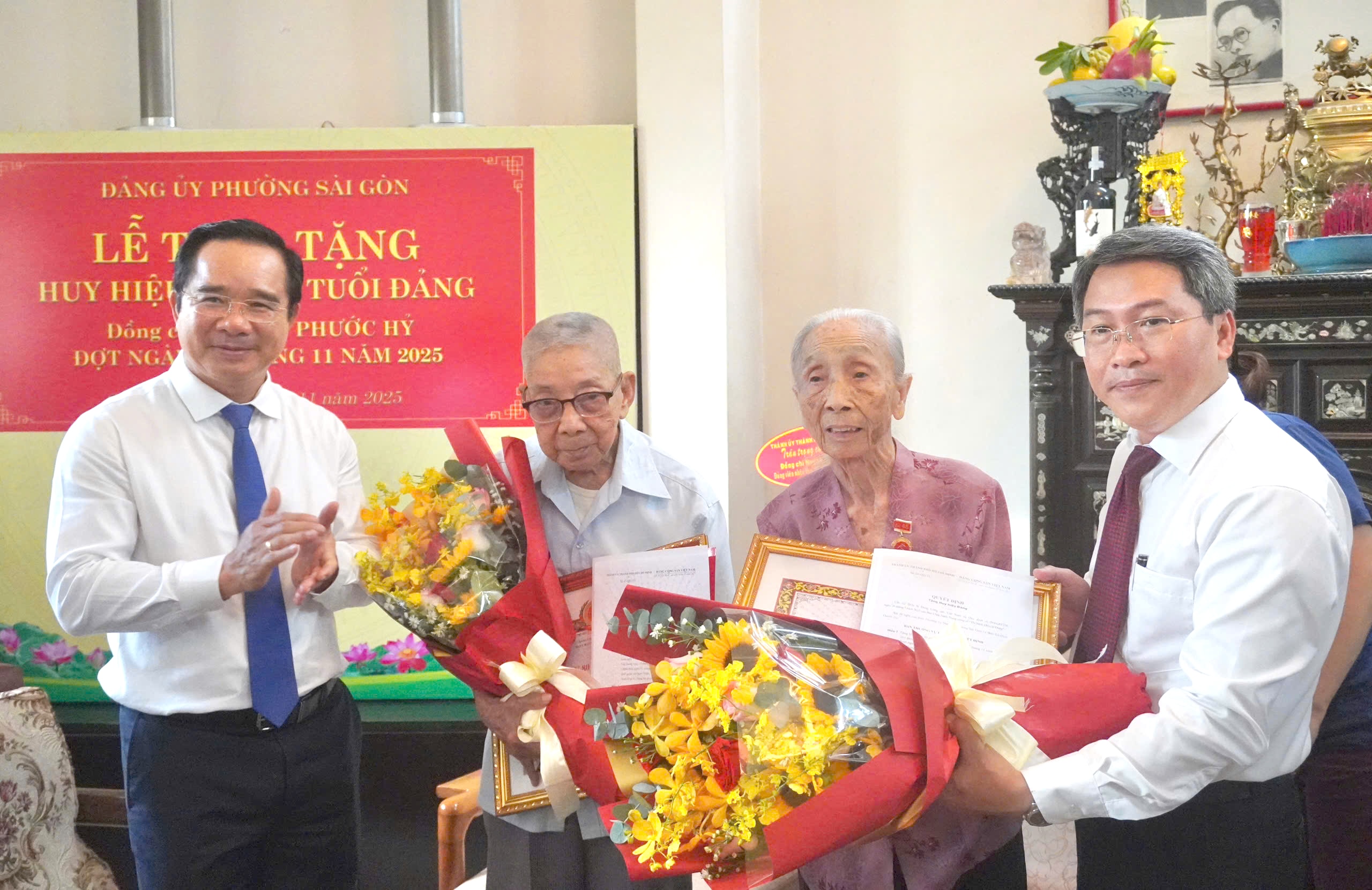 L&atilde;nh đạo TP HCM trao Huy hiệu Đảng cho đảng vi&ecirc;n l&atilde;o th&agrave;nh 80 năm tuổi Đảng - Ảnh 2.