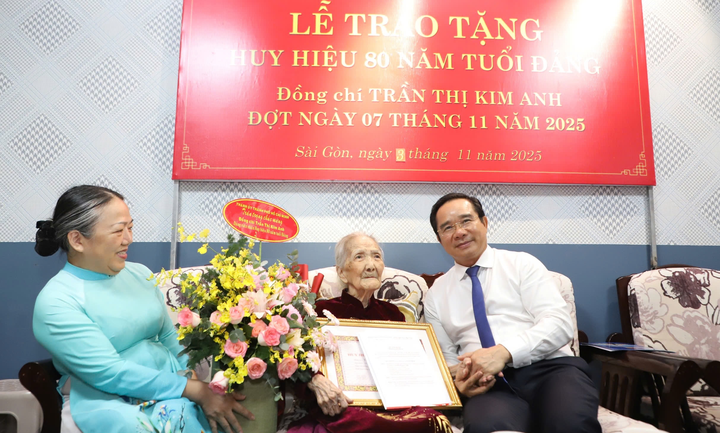 L&atilde;nh đạo TP HCM trao Huy hiệu Đảng cho đảng vi&ecirc;n l&atilde;o th&agrave;nh 80 năm tuổi Đảng - Ảnh 1.