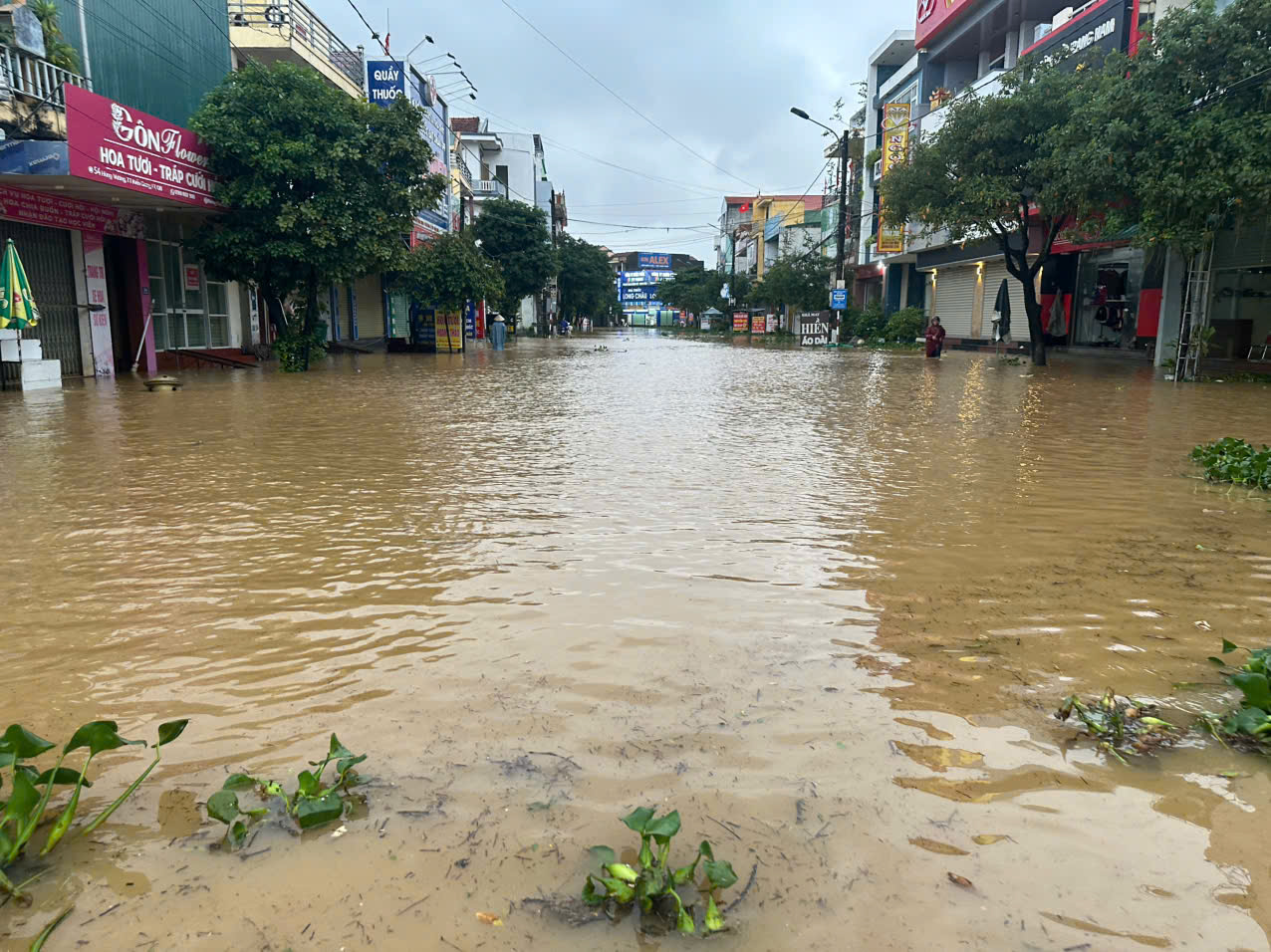 V&ugrave;ng "rốn lũ" Lệ Thủy ngập s&acirc;u, d&acirc;n l&agrave;ng sơ t&aacute;n khẩn cấp đồ đạc - Ảnh 14.