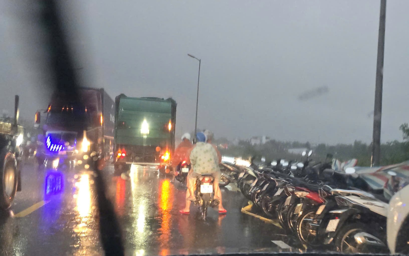 Dân Đà Nẵng đập cửa, gọi nhau đưa ô tô đi tránh lụt lúc rạng sáng