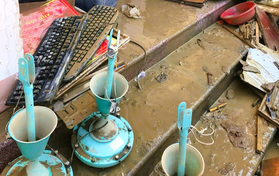 Trao 150 triệu đồng tiền bạn đọc cho trường bị thiệt hại do b&atilde;o số 10 ở Thanh H&oacute;a - Ảnh 4.