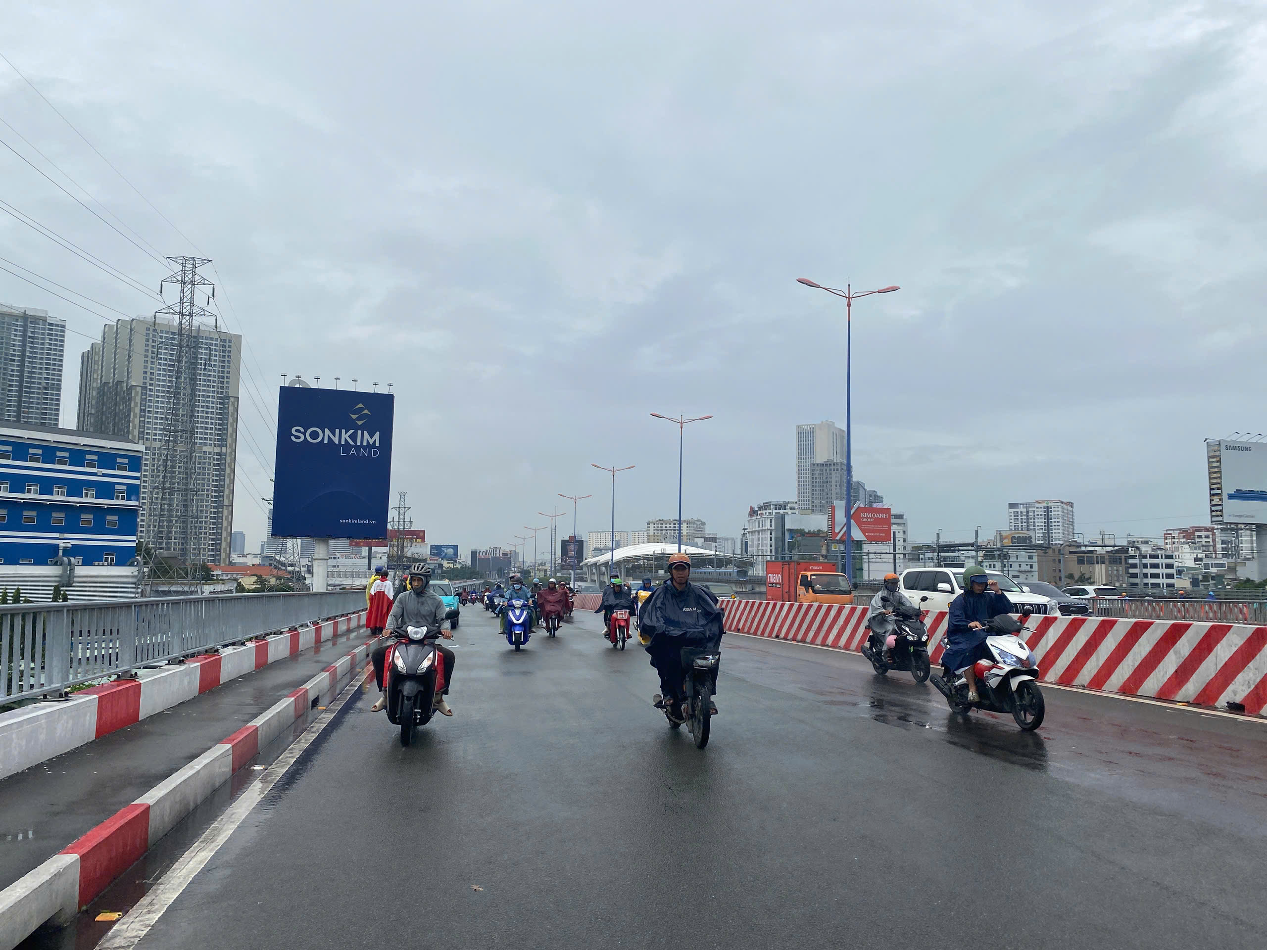 Người đ&agrave;n &ocirc;ng cầm dao cắt cổ, sau đ&oacute; nhảy xuống s&ocirc;ng S&agrave;i G&ograve;n - Ảnh 1.