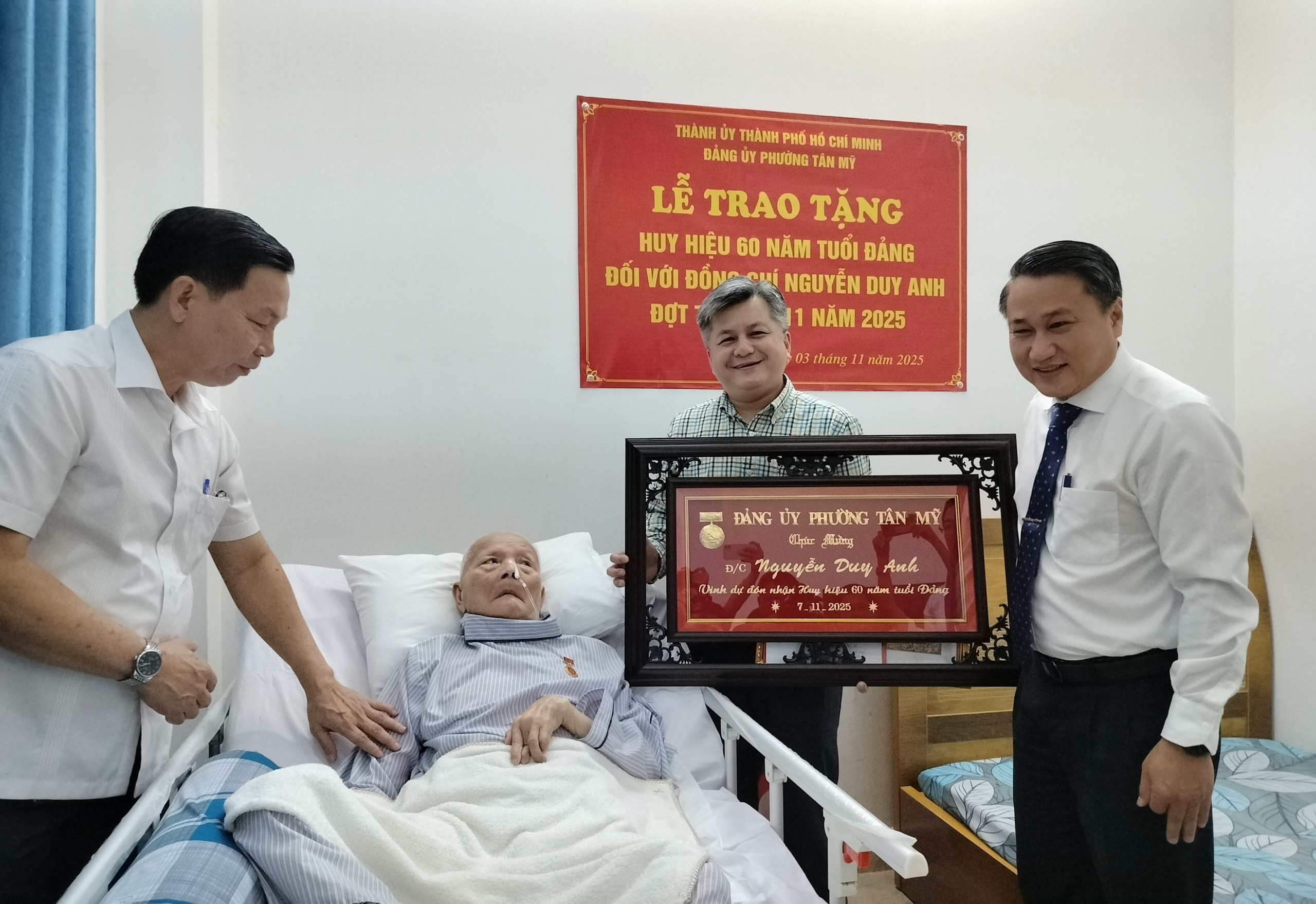L&atilde;nh đạo TP HCM trao huy hiệu 60 năm tuổi Đảng cho &ocirc;ng Nguyễn Duy Anh - Ảnh 2.