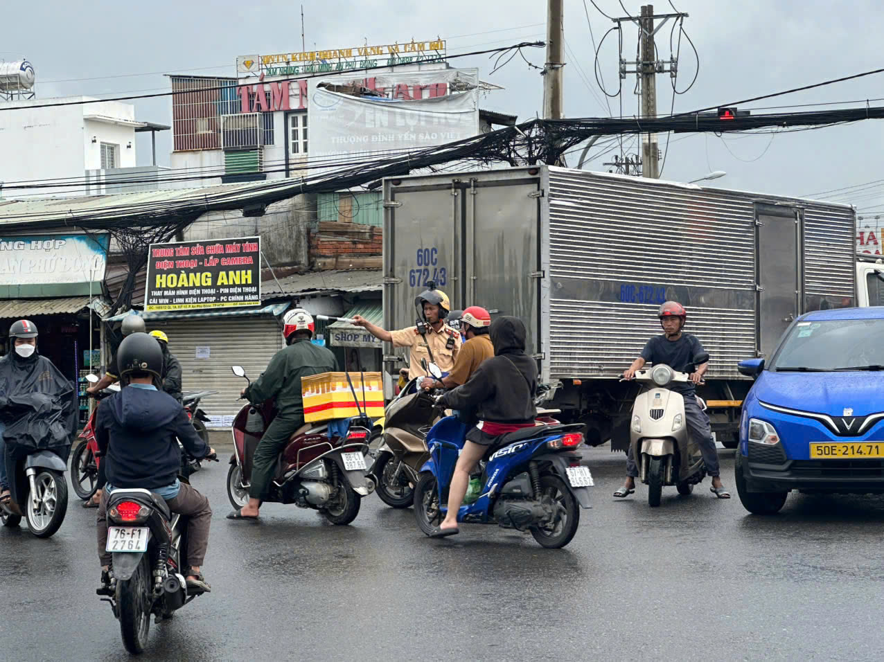 CSGT TP HCM đưa ra khuyến c&aacute;o người d&acirc;n lưu th&ocirc;ng qua khu vực Ng&atilde; tư Đ&igrave;nh - Ảnh 1.