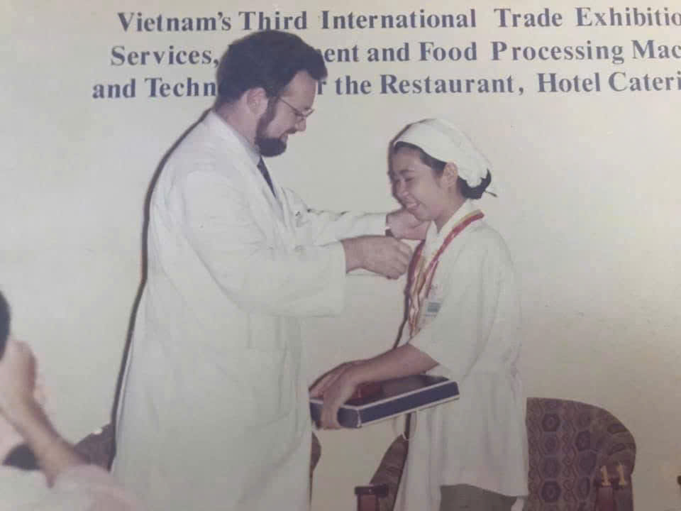 Những người vẽ lại đời mình: Tay trái viết tiếp niềm đam mê gian bếp - Ảnh 1.