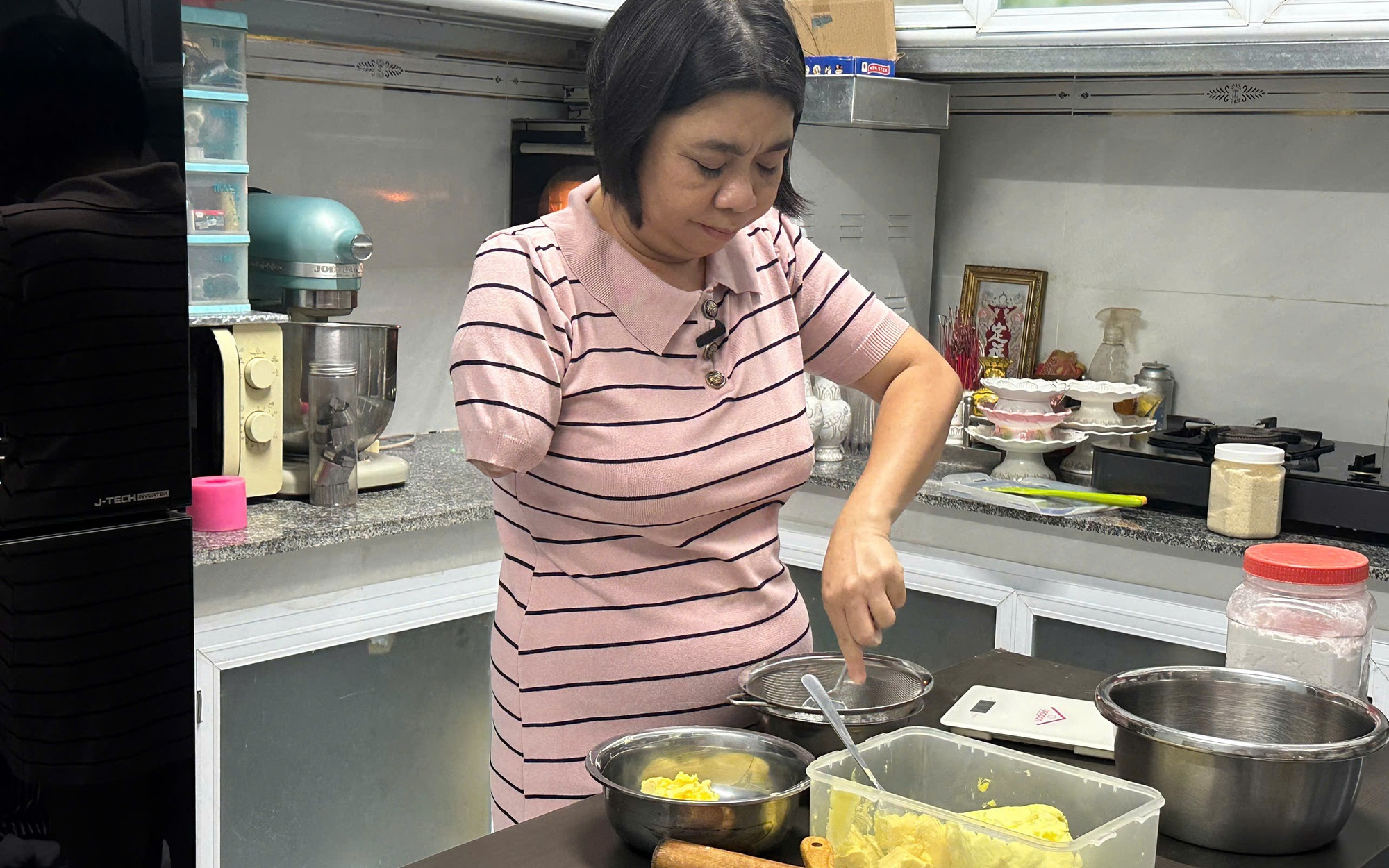 Những người vẽ lại đời mình: Tay trái viết tiếp 
niềm đam mê gian bếp