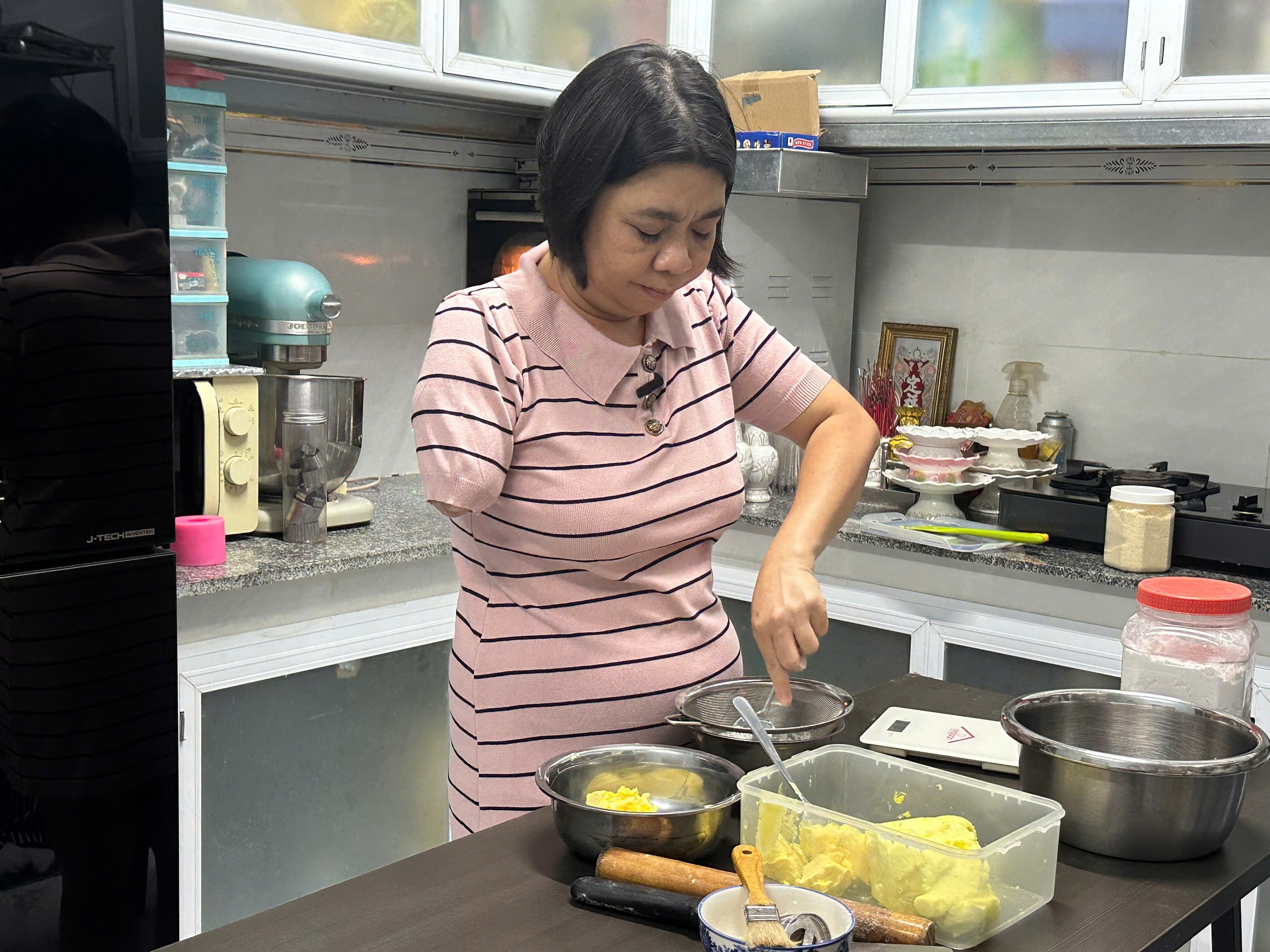 Những người vẽ lại đời mình: Tay trái viết tiếp niềm đam mê gian bếp - Ảnh 2.
