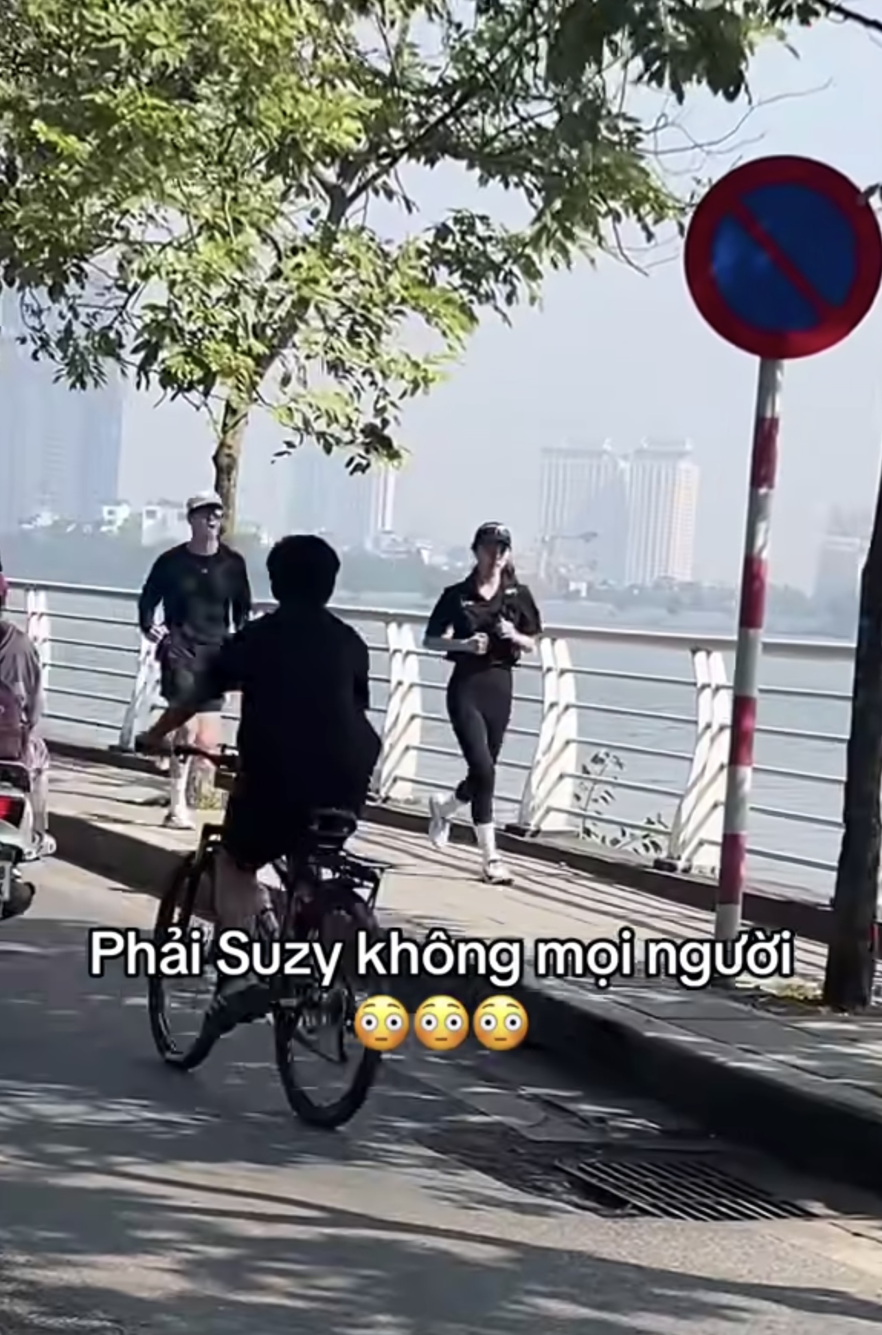 "T&igrave;nh đầu quốc d&acirc;n" Suzy v&agrave; t&agrave;i tử Kim Seon-ho chạy bộ ở Hồ T&acirc;y - Ảnh 3.