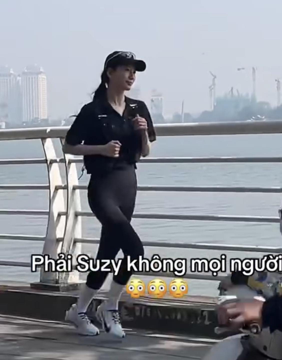 "T&igrave;nh đầu quốc d&acirc;n" Suzy v&agrave; t&agrave;i tử Kim Seon-ho chạy bộ ở Hồ T&acirc;y - Ảnh 2.
