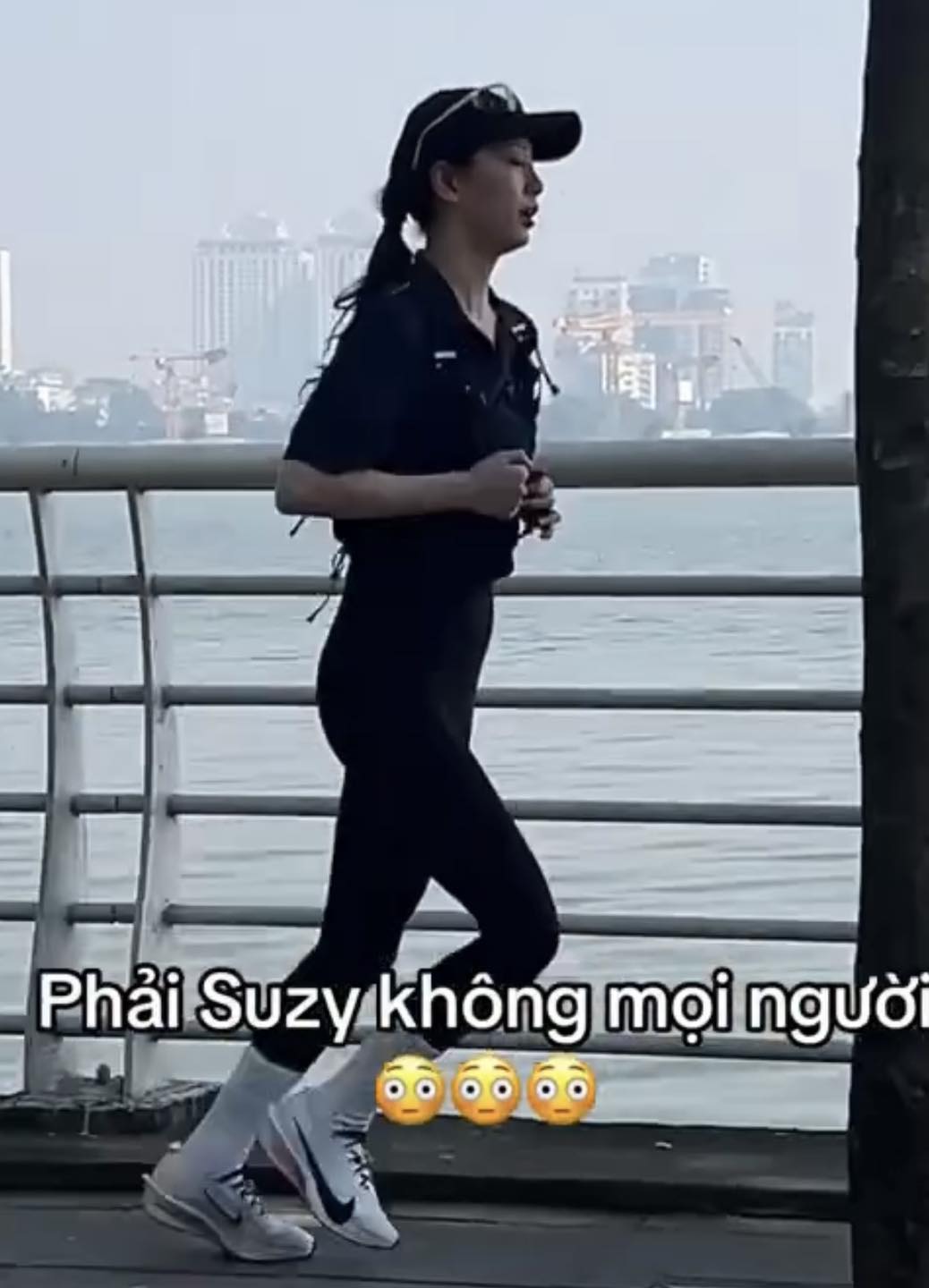 "T&igrave;nh đầu quốc d&acirc;n" Suzy v&agrave; t&agrave;i tử Kim Seon-ho chạy bộ ở Hồ T&acirc;y - Ảnh 1.