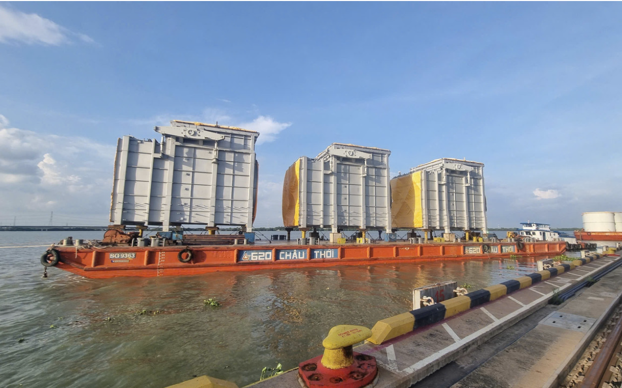 Một doanh nghiệp tài trợ nhiều sà lan làm sân khấu trên sông nước Cần Thơ