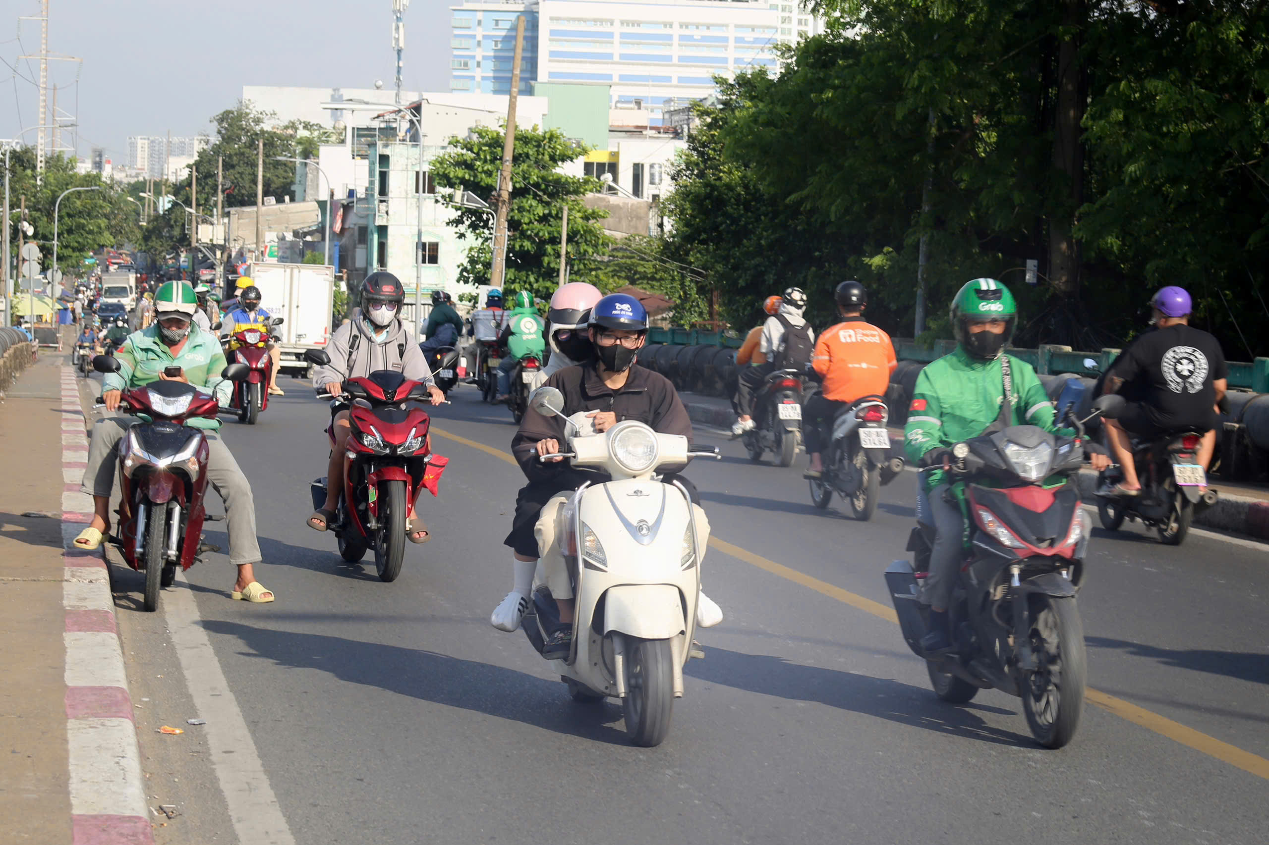 Dự b&aacute;o thời tiết h&ocirc;m nay, 30-11: TPHCM v&agrave; Nam Bộ giảm cảm gi&aacute;c se lạnh - Ảnh 1.