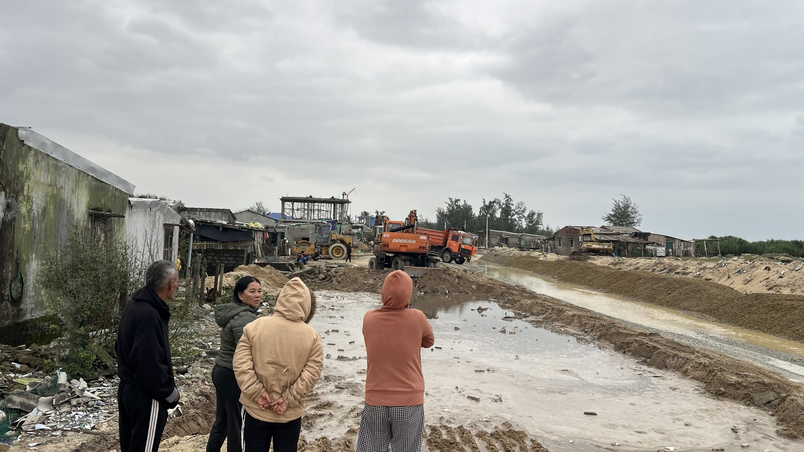 Cầu vượt cửa biển lớn nhất miền Trung ho&agrave;n th&agrave;nh nhưng chưa th&ocirc;ng xe - Ảnh 6.