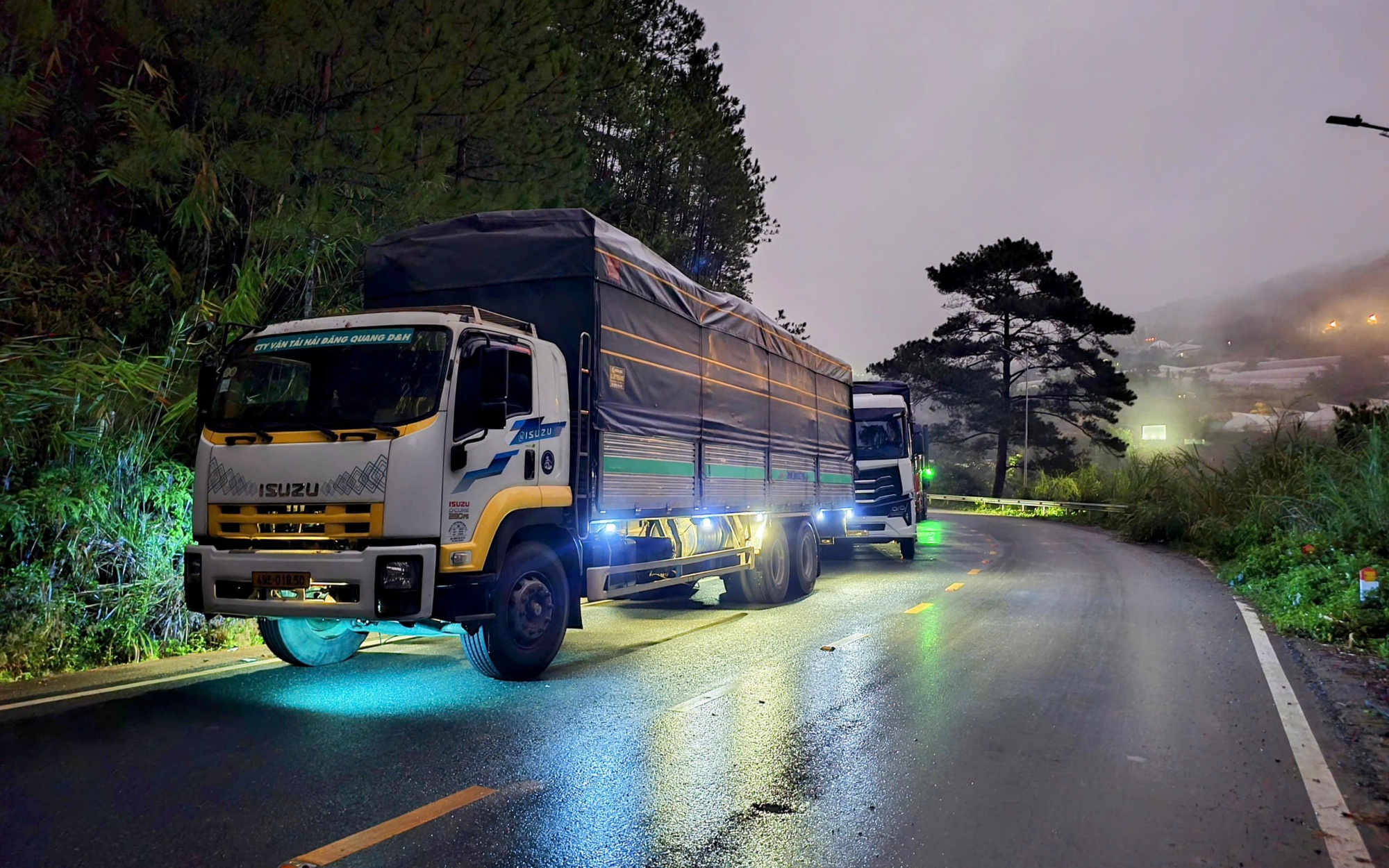 Hình ảnh xe tải nườm nượp lên xuống Đà Lạt vào chiều tối 30-11