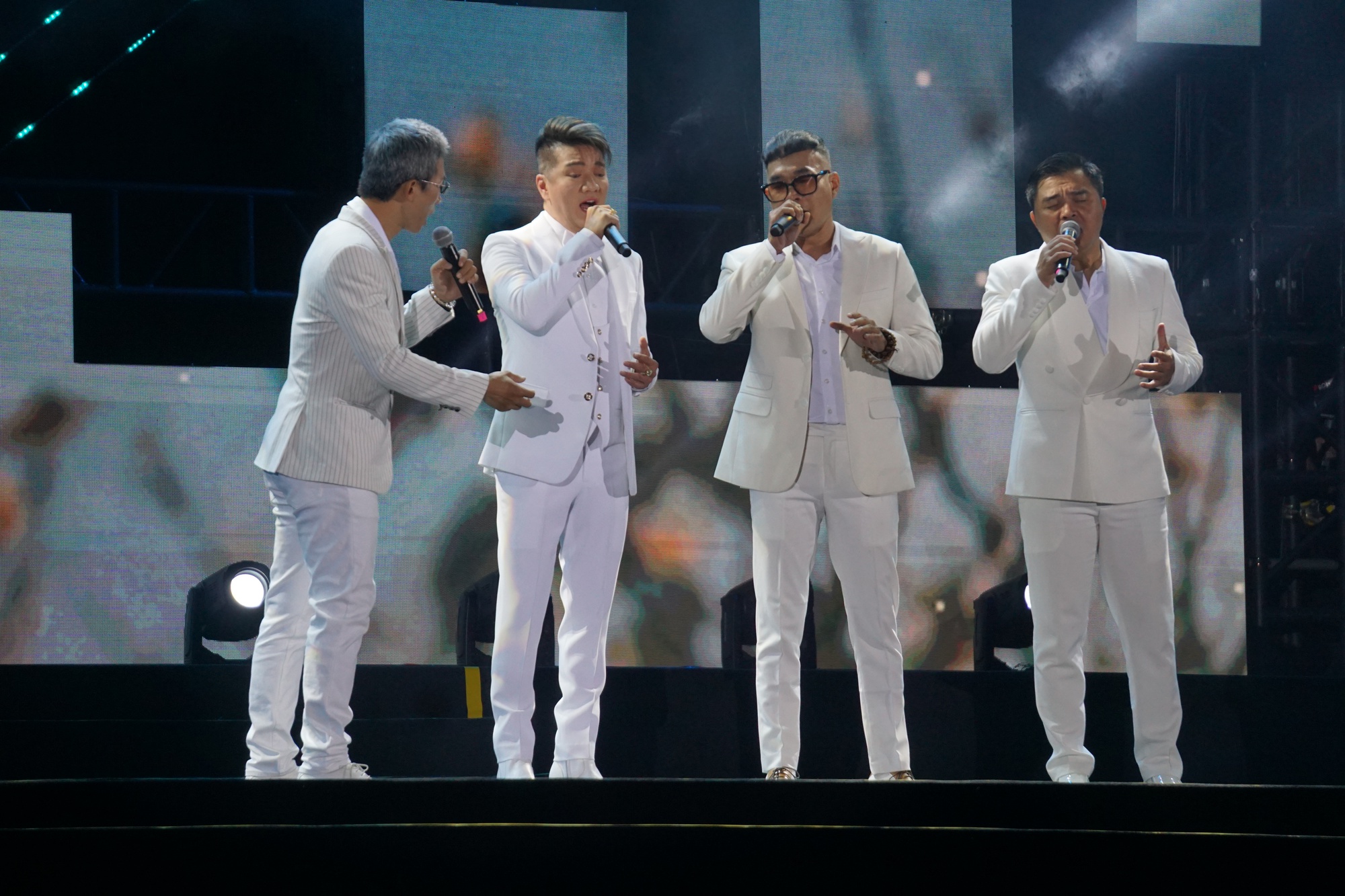 Cẩm V&acirc;n, Đ&agrave;m Vĩnh Hưng, MTV hạnh ph&uacute;c khi "Nghĩa t&igrave;nh phương Nam 2025" thu về hơn 25 tỷ đồng - Ảnh 1.