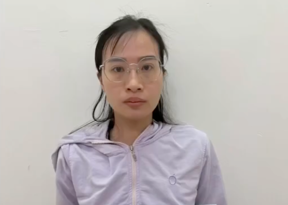 TPHCM: Tạm giữ người nhặt thẻ t&iacute;n dụng mua điện thọai tr&aacute;i ph&eacute;p - Ảnh 1.