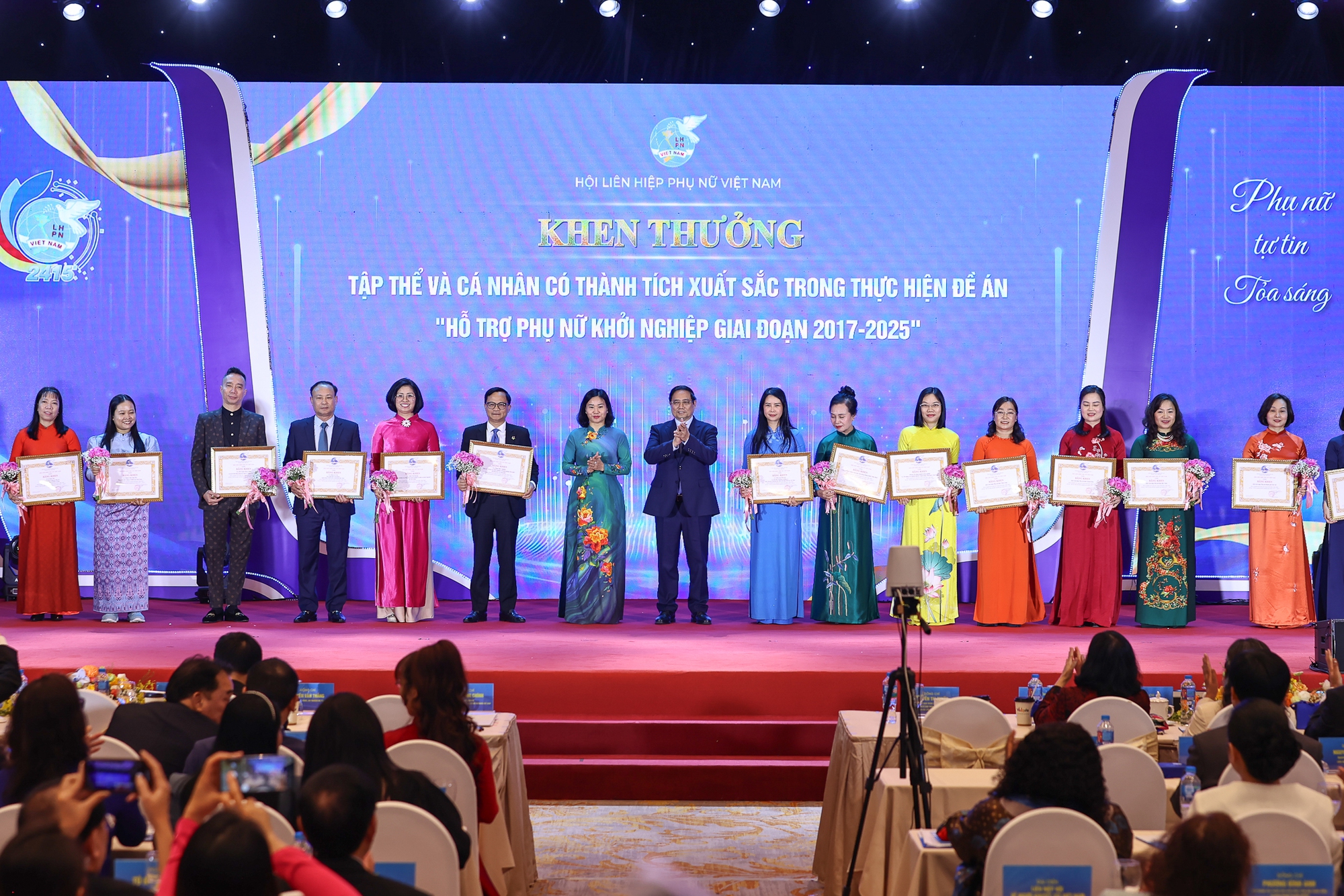 Thủ tướng: Phụ nữ Việt Nam thi đua khởi nghiệp, tham gia chuỗi cung ứng to&agrave;n cầu - Ảnh 1.