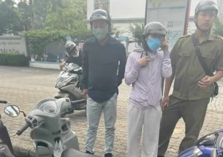TPHCM: Tạm giữ người nhặt thẻ t&iacute;n dụng mua điện thọai tr&aacute;i ph&eacute;p - Ảnh 2.
