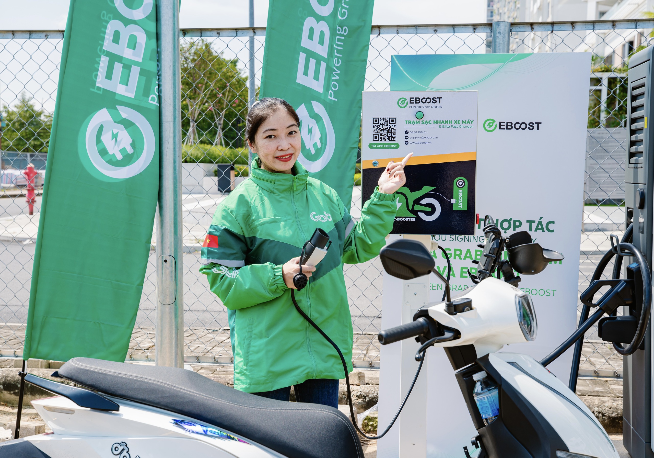 Grab Việt Nam hợp t&aacute;c với EBOOST th&uacute;c đẩy sử dụng xe điện - Ảnh 2.