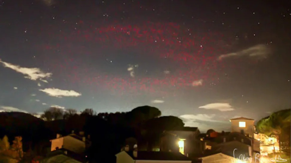 Quầng sáng đỏ “giống UFO” 2 lần hiện ra trên bầu trời Ý - Ảnh 1.