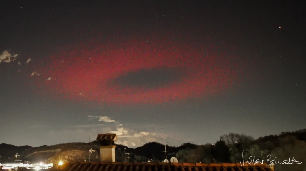 Quầng sáng đỏ “giống UFO” 2 lần hiện ra trên bầu trời Ý - Ảnh 2.