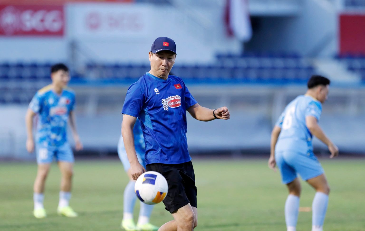 HLV Kim Sang-sik tiếp tục loại ch&acirc;n s&uacute;t Việt kiều trước thềm SEA Games 33 - Ảnh 1.