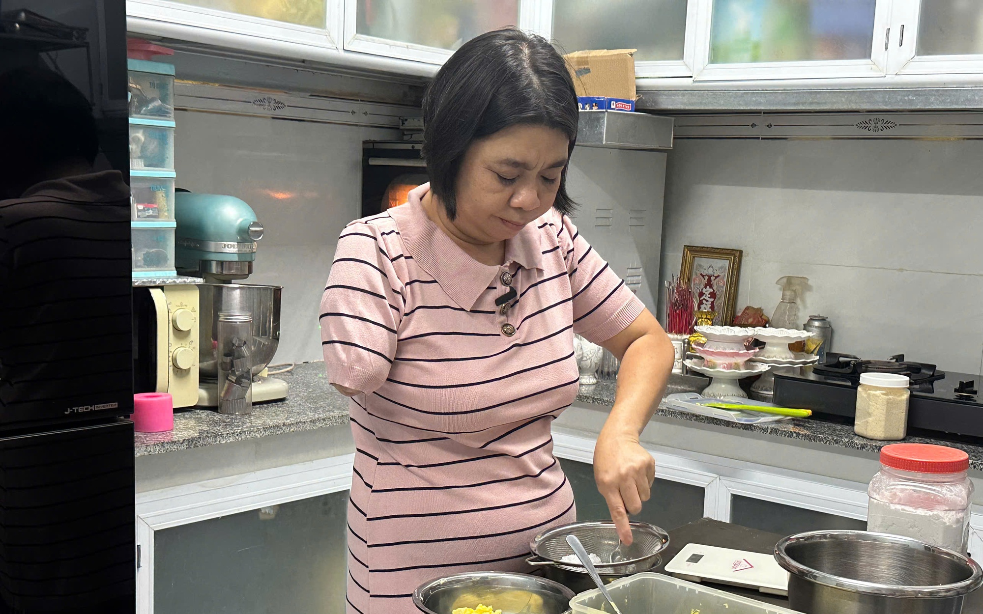 VIDEO: Tay trái viết tiếp đam mê bếp bánh