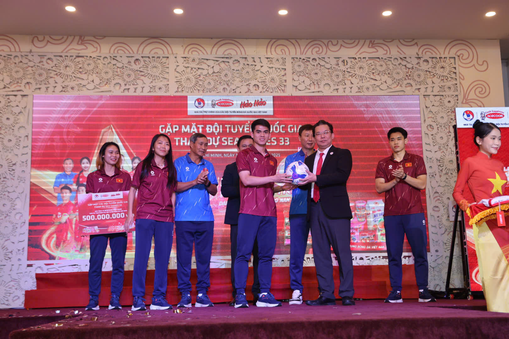 U22 Việt Nam, tuyển nữ quốc gia ủng hộ 100 triệu đồng cho người dân miền Trung bị lũ lụt - Ảnh 2.