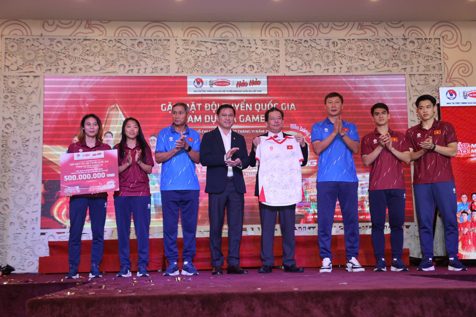 U22 Việt Nam, tuyển nữ quốc gia ủng hộ 100 triệu đồng cho người dân miền Trung bị lũ lụt - Ảnh 1.