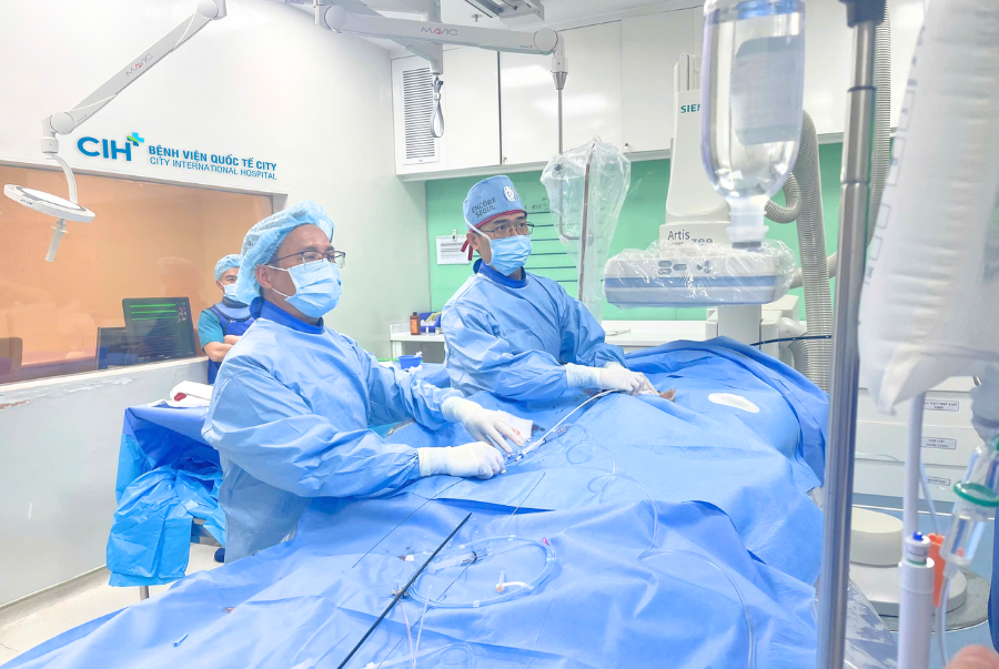 Thực hiện ca van nong 2 lá bằng bóng cho người phụ nữ - Ảnh 1.