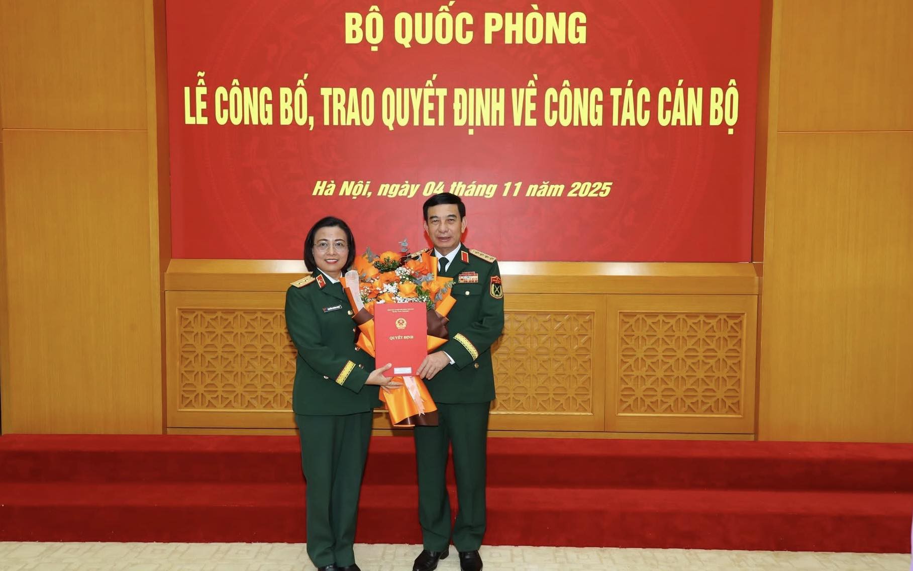 Nữ bác sĩ được thăng quân hàm Trung tướng
