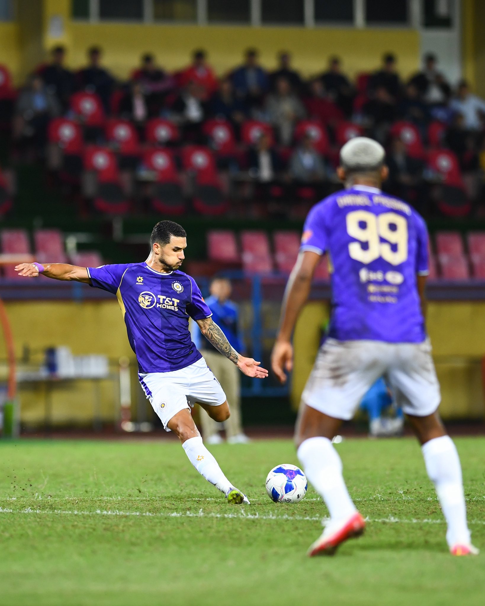 Cầu thủ nhập tịch Ho&agrave;ng H&ecirc;n tỏa s&aacute;ng gi&uacute;p H&agrave; Nội FC thắng đậm - Ảnh 1.