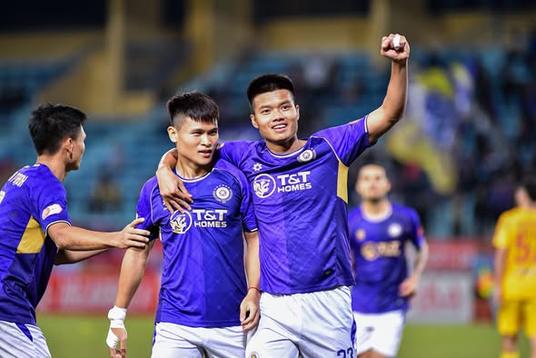 Cầu thủ nhập tịch Ho&agrave;ng H&ecirc;n tỏa s&aacute;ng gi&uacute;p H&agrave; Nội FC thắng đậm - Ảnh 3.