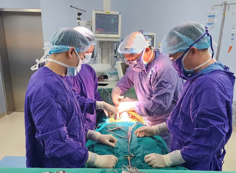 Tai nạn khi “cứu bóng” khiến thanh niên phải cắt bỏ tinh hoàn - Ảnh 1.