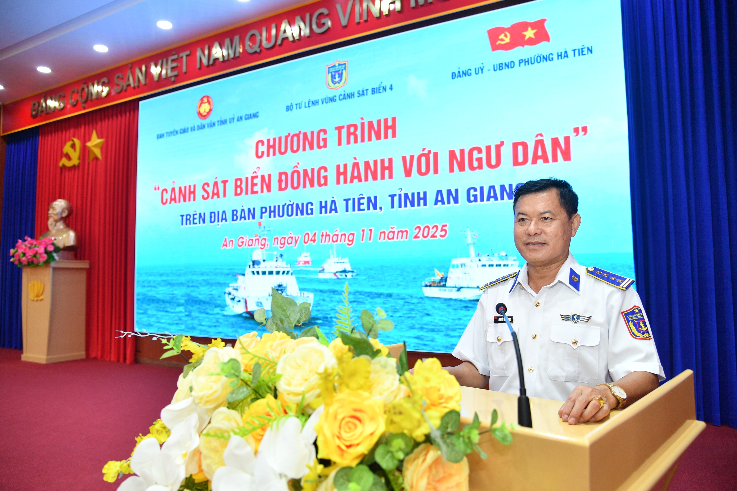 Trao cờ Tổ quốc tại chương tr&igrave;nh &ldquo;Cảnh s&aacute;t biển đồng h&agrave;nh với ngư d&acirc;n&rdquo; - Ảnh 3.