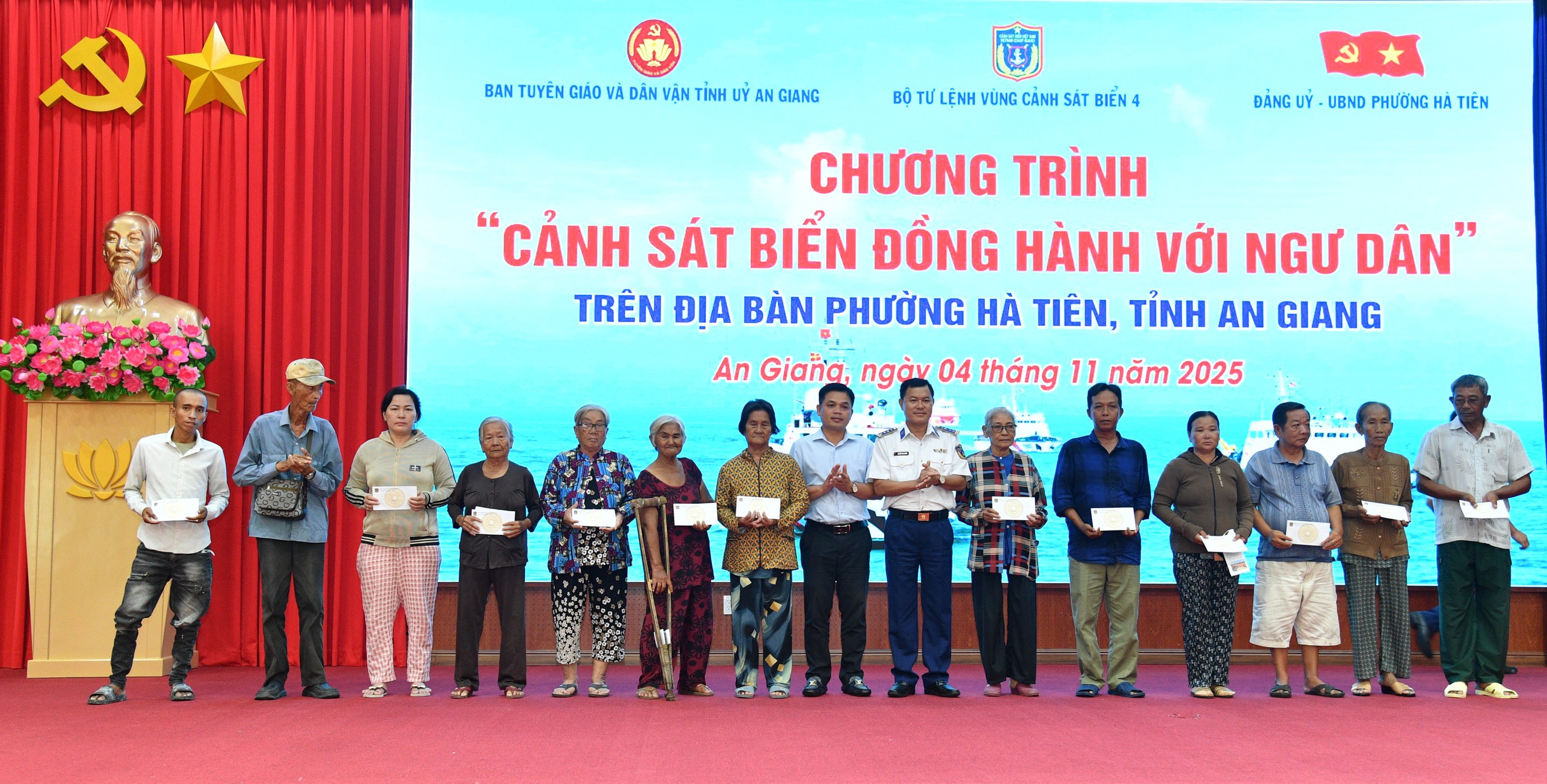 Trao cờ Tổ quốc tại chương tr&igrave;nh &ldquo;Cảnh s&aacute;t biển đồng h&agrave;nh với ngư d&acirc;n&rdquo; - Ảnh 5.