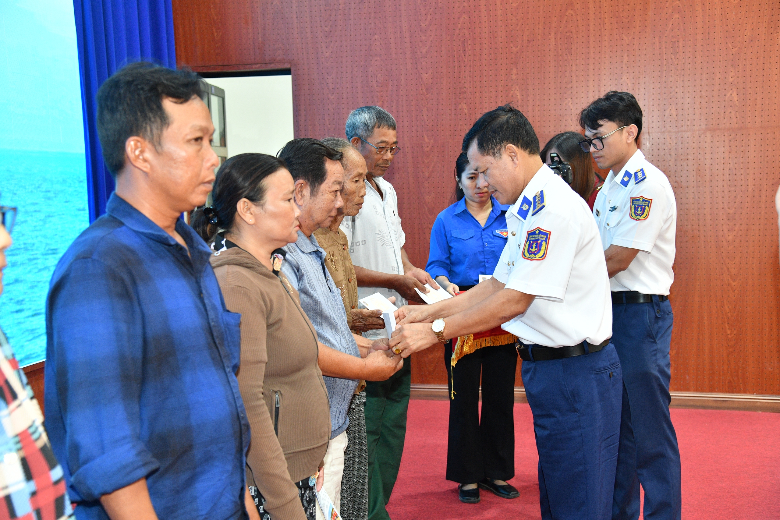 Trao cờ Tổ quốc tại chương tr&igrave;nh &ldquo;Cảnh s&aacute;t biển đồng h&agrave;nh với ngư d&acirc;n&rdquo; - Ảnh 4.