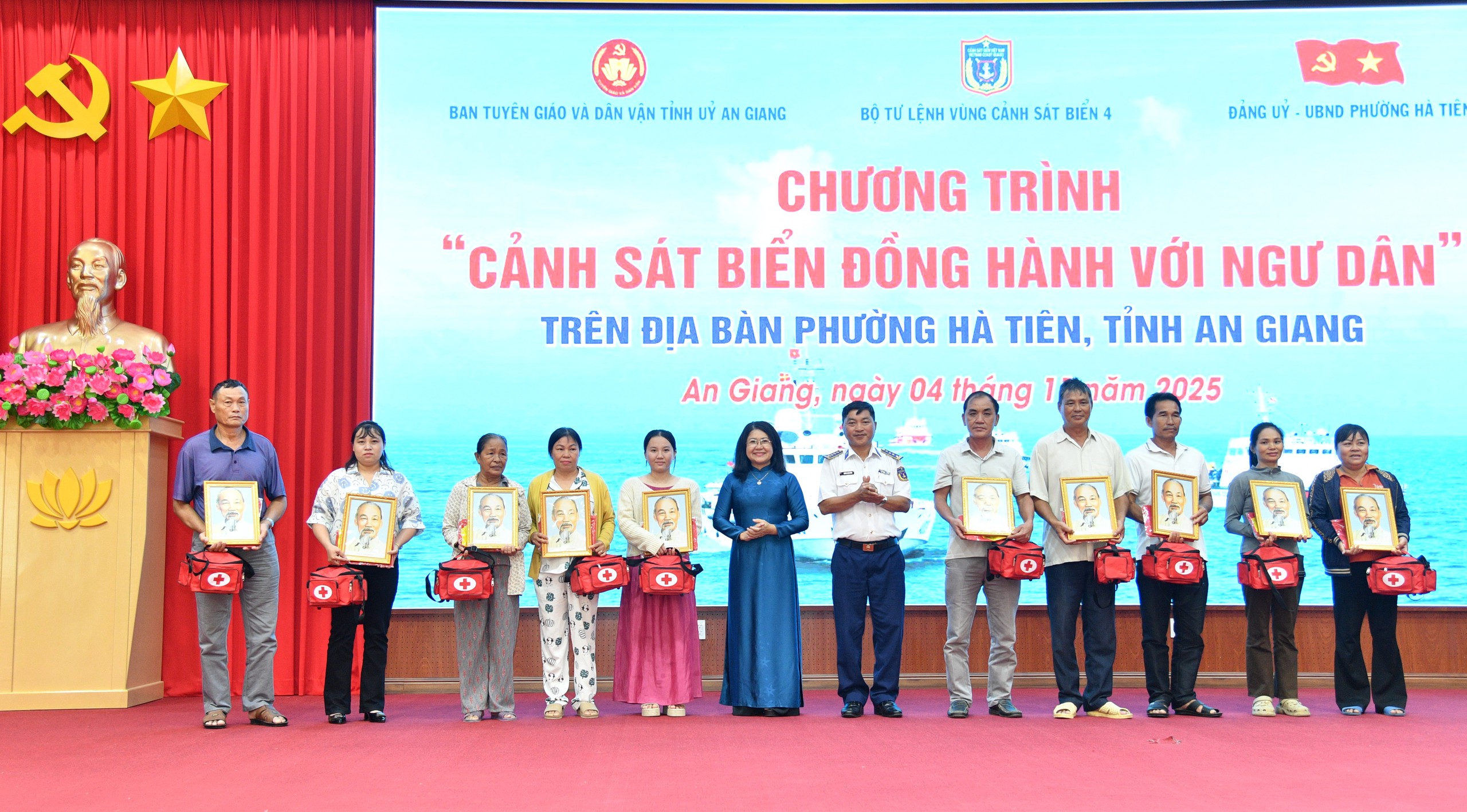 Trao cờ Tổ quốc tại chương tr&igrave;nh &ldquo;Cảnh s&aacute;t biển đồng h&agrave;nh với ngư d&acirc;n&rdquo; - Ảnh 6.