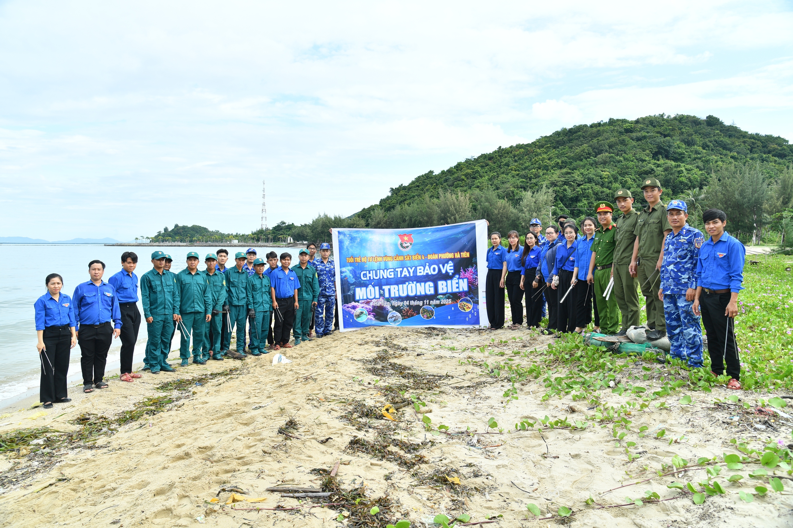 Trao cờ Tổ quốc tại chương tr&igrave;nh &ldquo;Cảnh s&aacute;t biển đồng h&agrave;nh với ngư d&acirc;n&rdquo; - Ảnh 8.