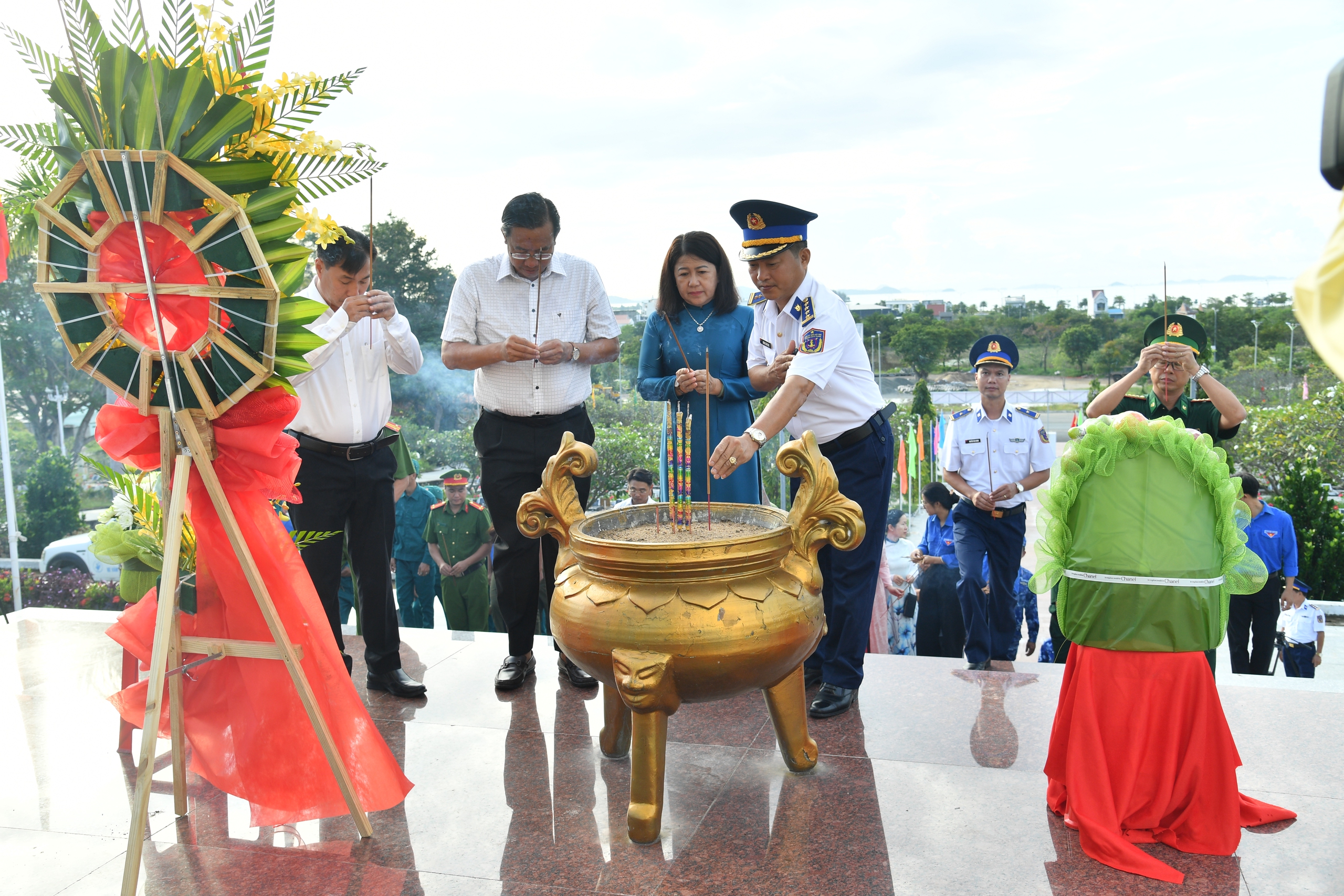 Trao cờ Tổ quốc tại chương tr&igrave;nh &ldquo;Cảnh s&aacute;t biển đồng h&agrave;nh với ngư d&acirc;n&rdquo; - Ảnh 9.