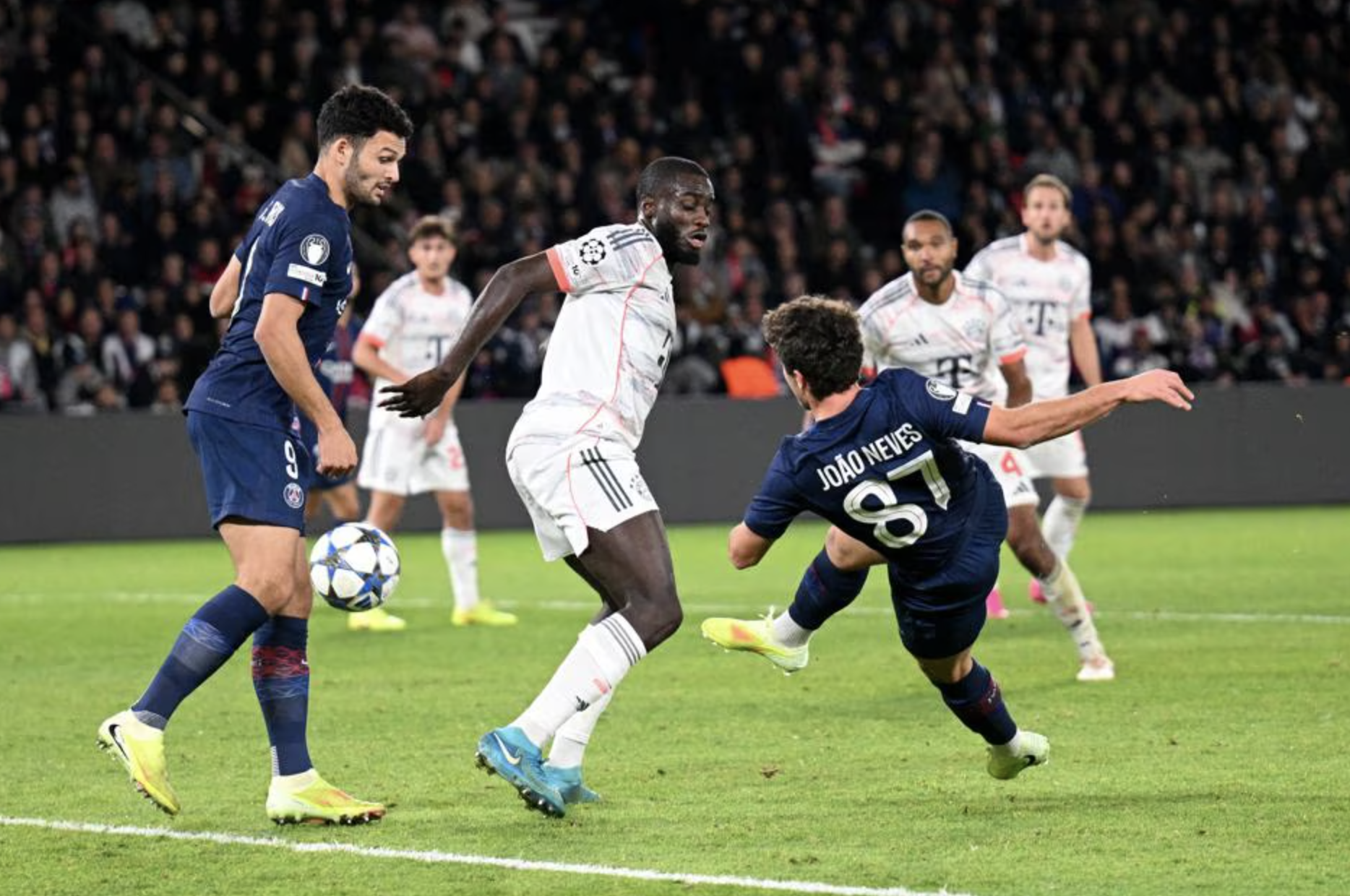Champions League: Bayern Munich hạ gục "vua châu Âu", thẻ đỏ gây tranh cãi - Ảnh 5.