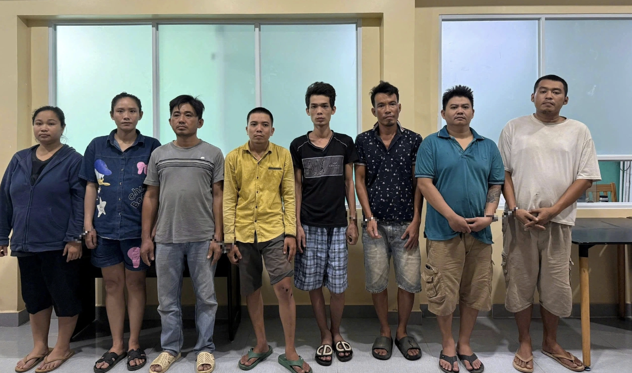 Sau khi kiểm tra khách sạn, công an bắt 8 người ở TP HCM - Ảnh 1.
