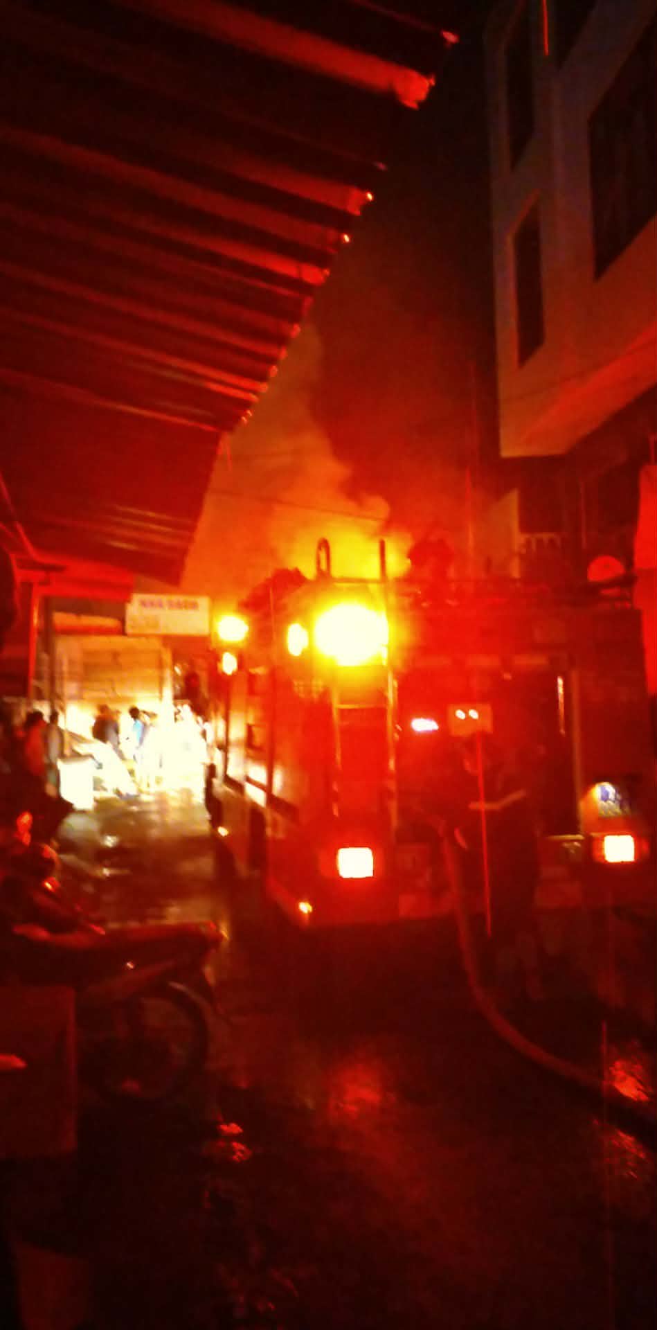 Chợ B&igrave;nh Dương ch&aacute;y lớn đ&ecirc;m khuya g&acirc;y thiệt hại nặng nề cho tiểu thương - Ảnh 5.