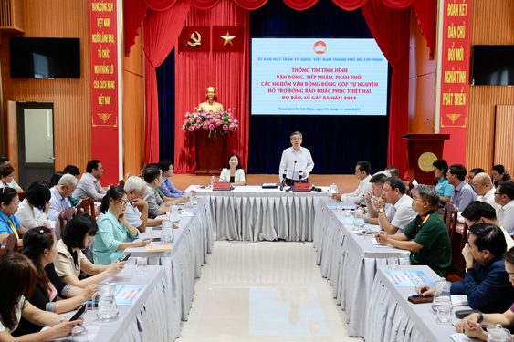 Chuyển cả tấm l&ograve;ng tới đồng b&agrave;o bị b&atilde;o, lũ - Ảnh 1.