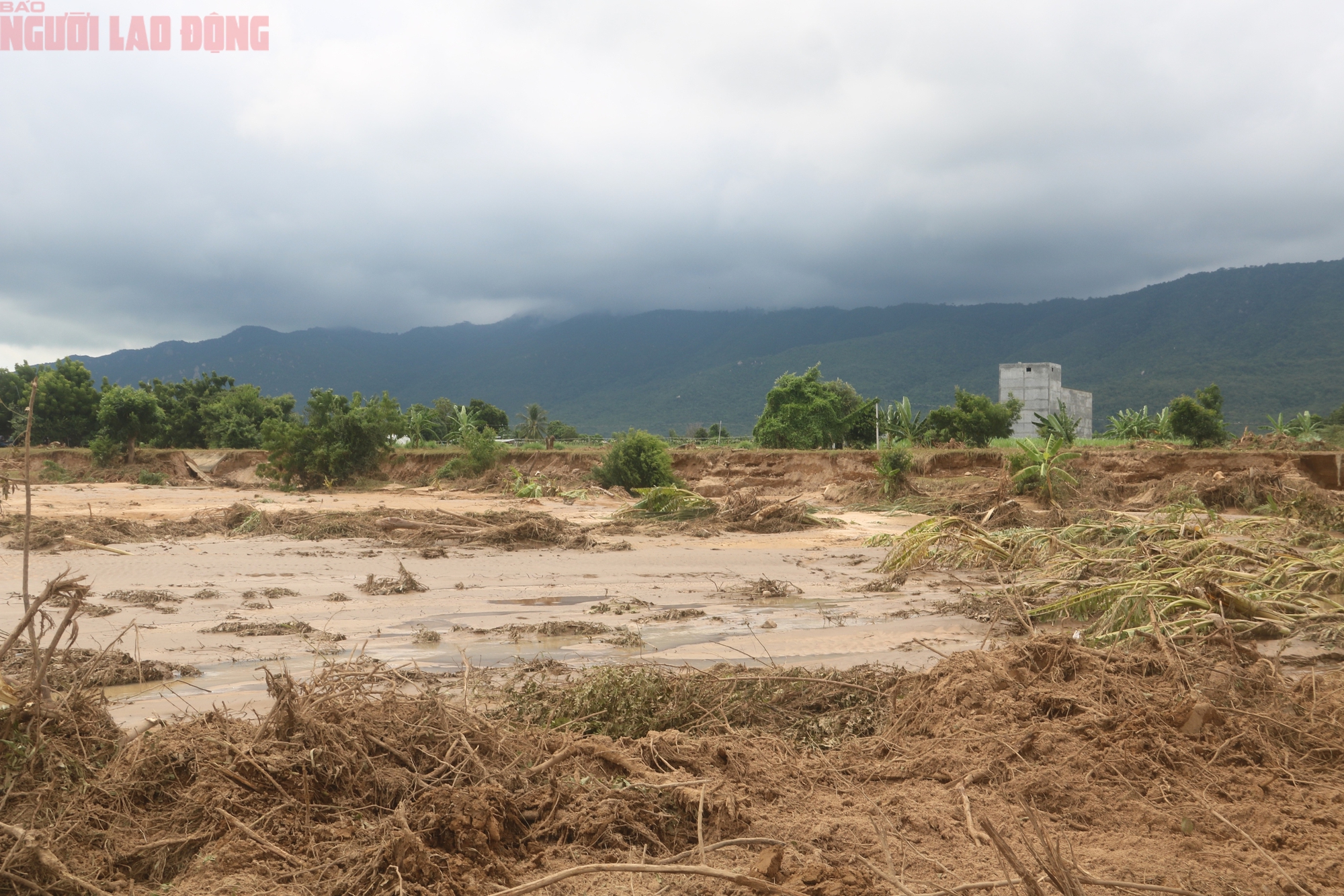 Vụ vỡ hồ chứa nước l&agrave;m chết người: Chủ đầu tư n&oacute;i &ldquo;do thi&ecirc;n tai, kh&ocirc;ng phải v&igrave; lỗi thiết kế"! - Ảnh 2.
