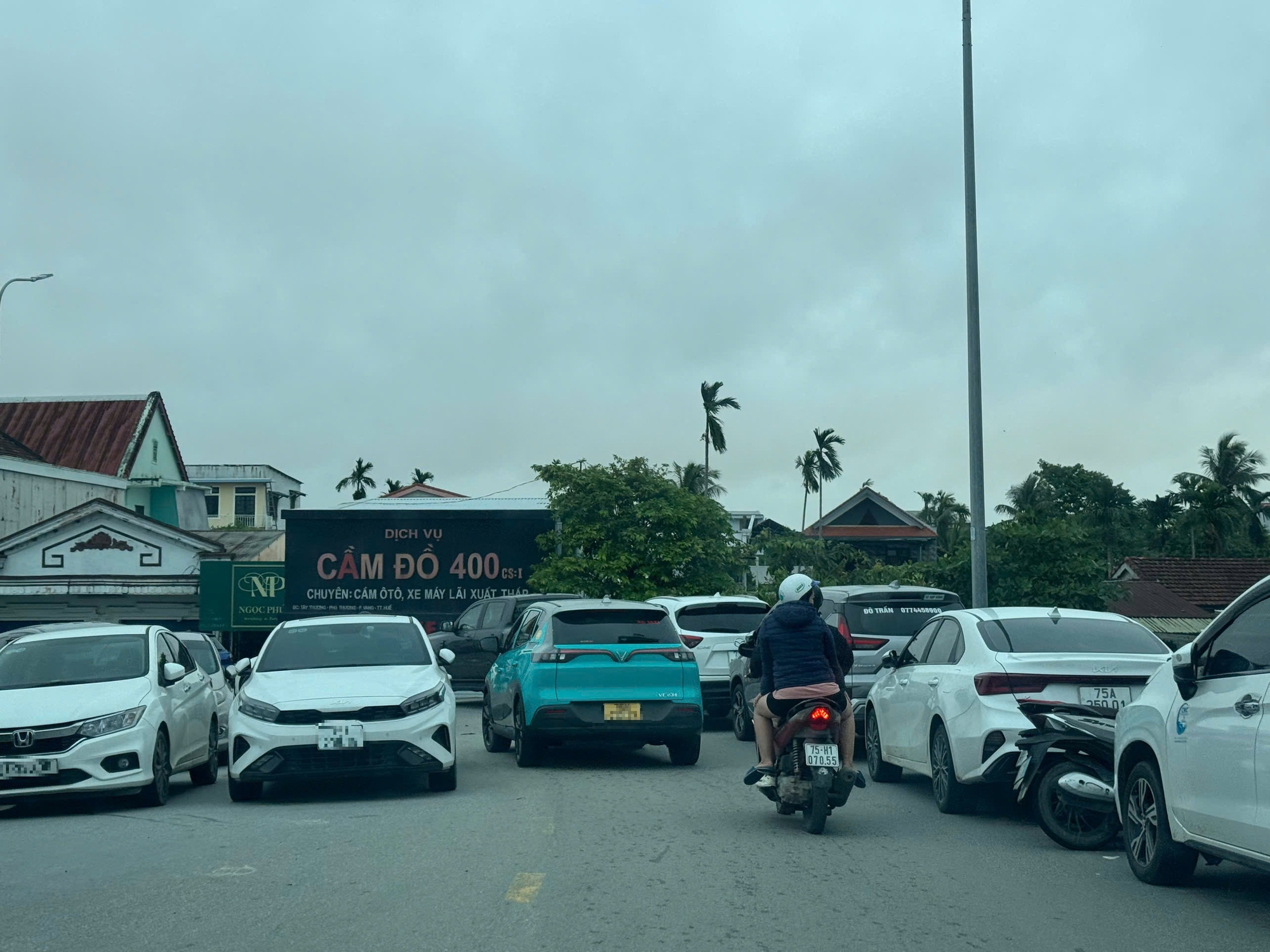 Chủ nh&acirc;n "ngủ qu&ecirc;n" sau lũ, h&agrave;ng trăm &ocirc; t&ocirc; vẫn &ldquo;đ&oacute;ng đ&ocirc;&rdquo; tr&ecirc;n cầu Chợ Dinh - Ảnh 1.