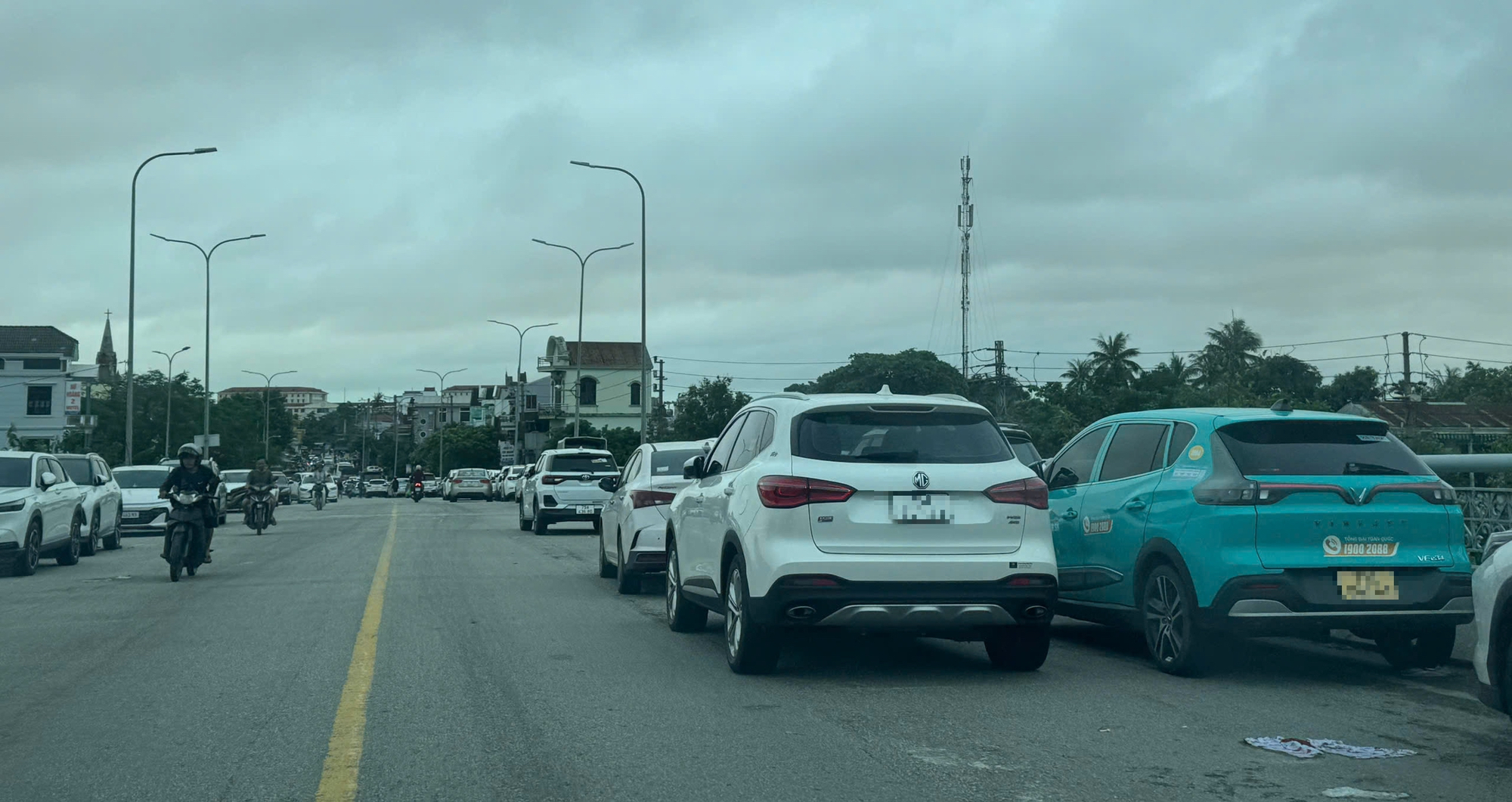 Chủ nh&acirc;n "ngủ qu&ecirc;n" sau lũ, h&agrave;ng trăm &ocirc; t&ocirc; vẫn &ldquo;đ&oacute;ng đ&ocirc;&rdquo; tr&ecirc;n cầu Chợ Dinh - Ảnh 2.