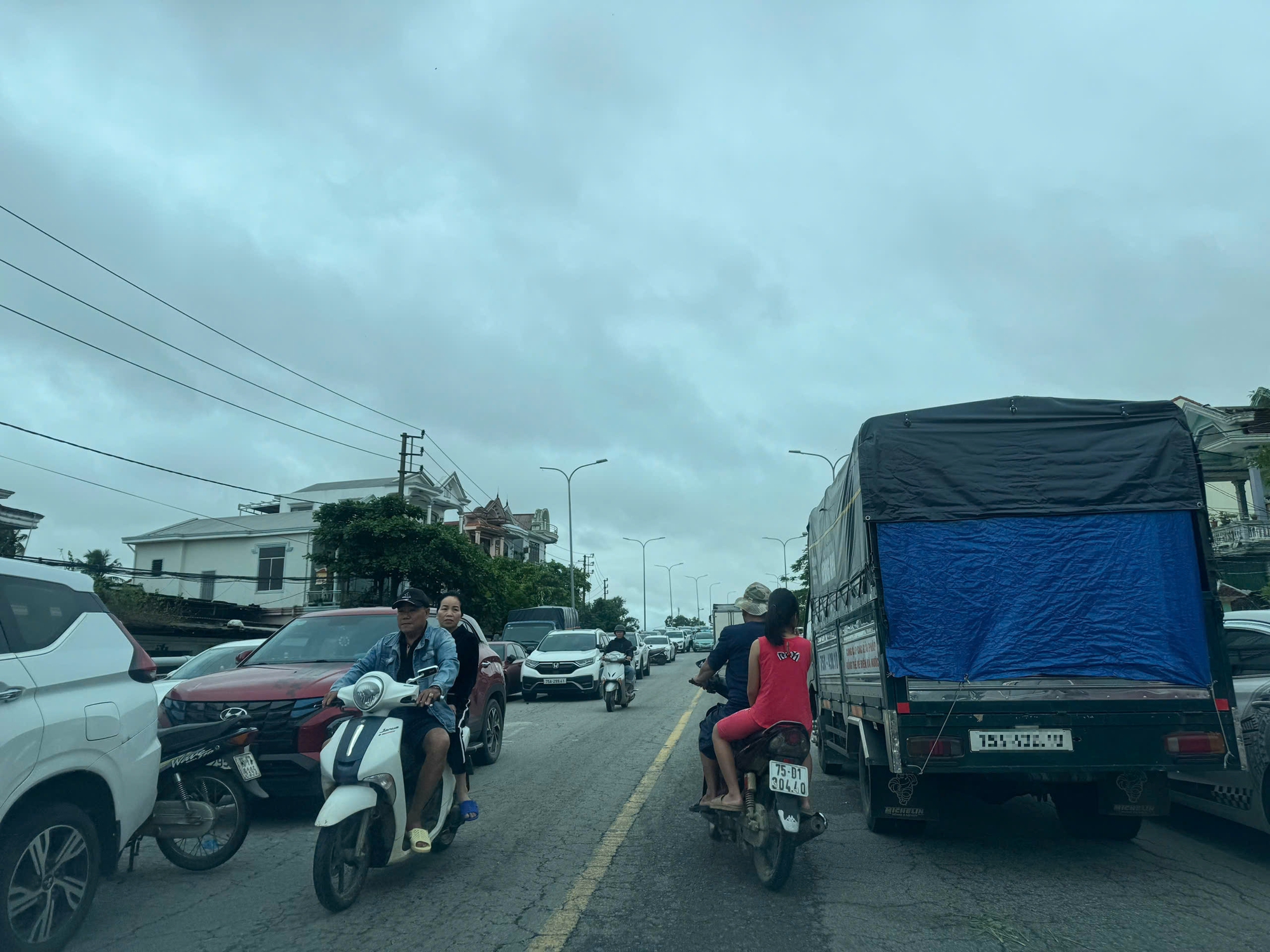 Chủ nh&acirc;n "ngủ qu&ecirc;n" sau lũ, h&agrave;ng trăm &ocirc; t&ocirc; vẫn &ldquo;đ&oacute;ng đ&ocirc;&rdquo; tr&ecirc;n cầu Chợ Dinh - Ảnh 3.