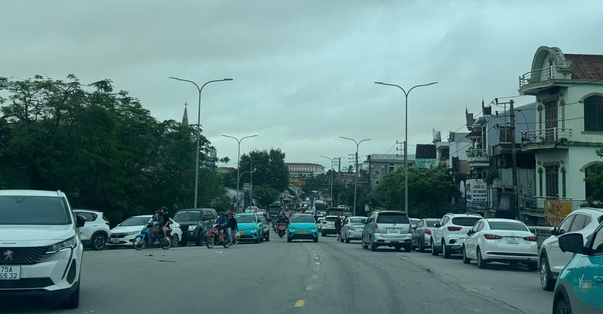 Chủ nh&acirc;n "ngủ qu&ecirc;n" sau lũ, h&agrave;ng trăm &ocirc; t&ocirc; vẫn &ldquo;đ&oacute;ng đ&ocirc;&rdquo; tr&ecirc;n cầu Chợ Dinh - Ảnh 7.